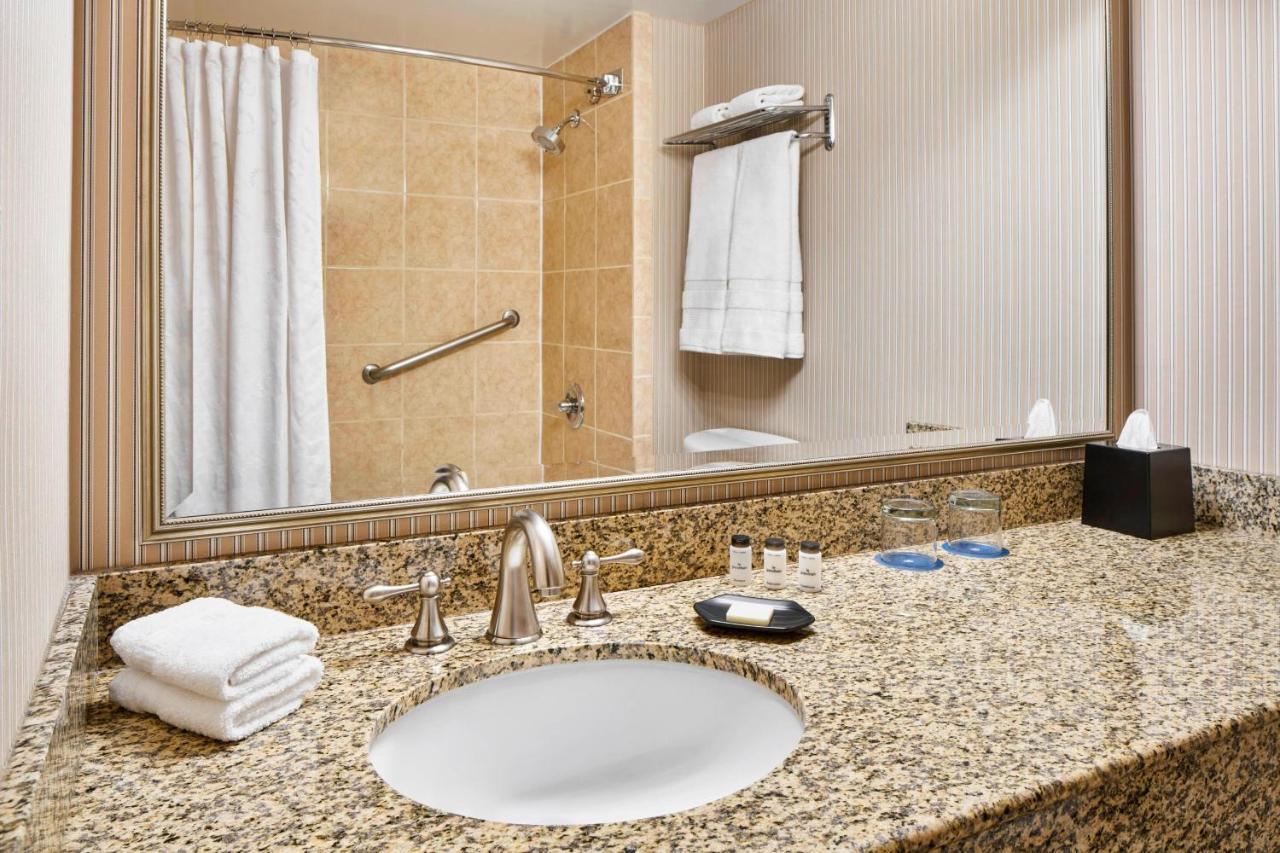 Concierge level, Guest room, 1 King, Harbor view