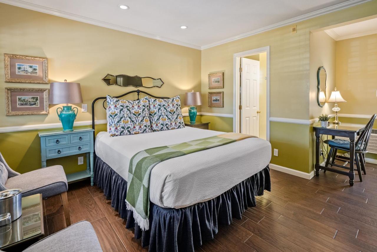 Queen Room - Trellis Court