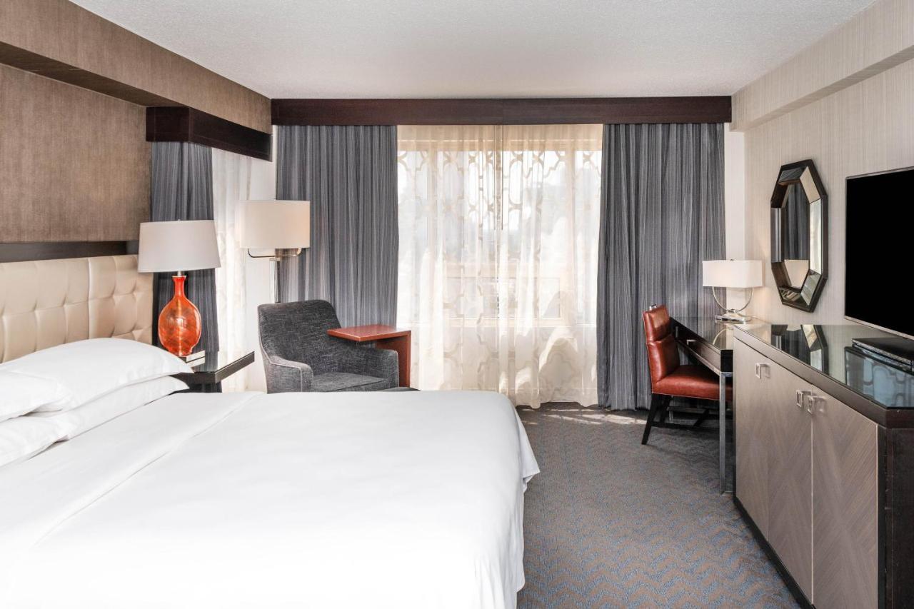 Deluxe King, Larger Guest room, 1 King, Corner room,1404283274:JPEG
