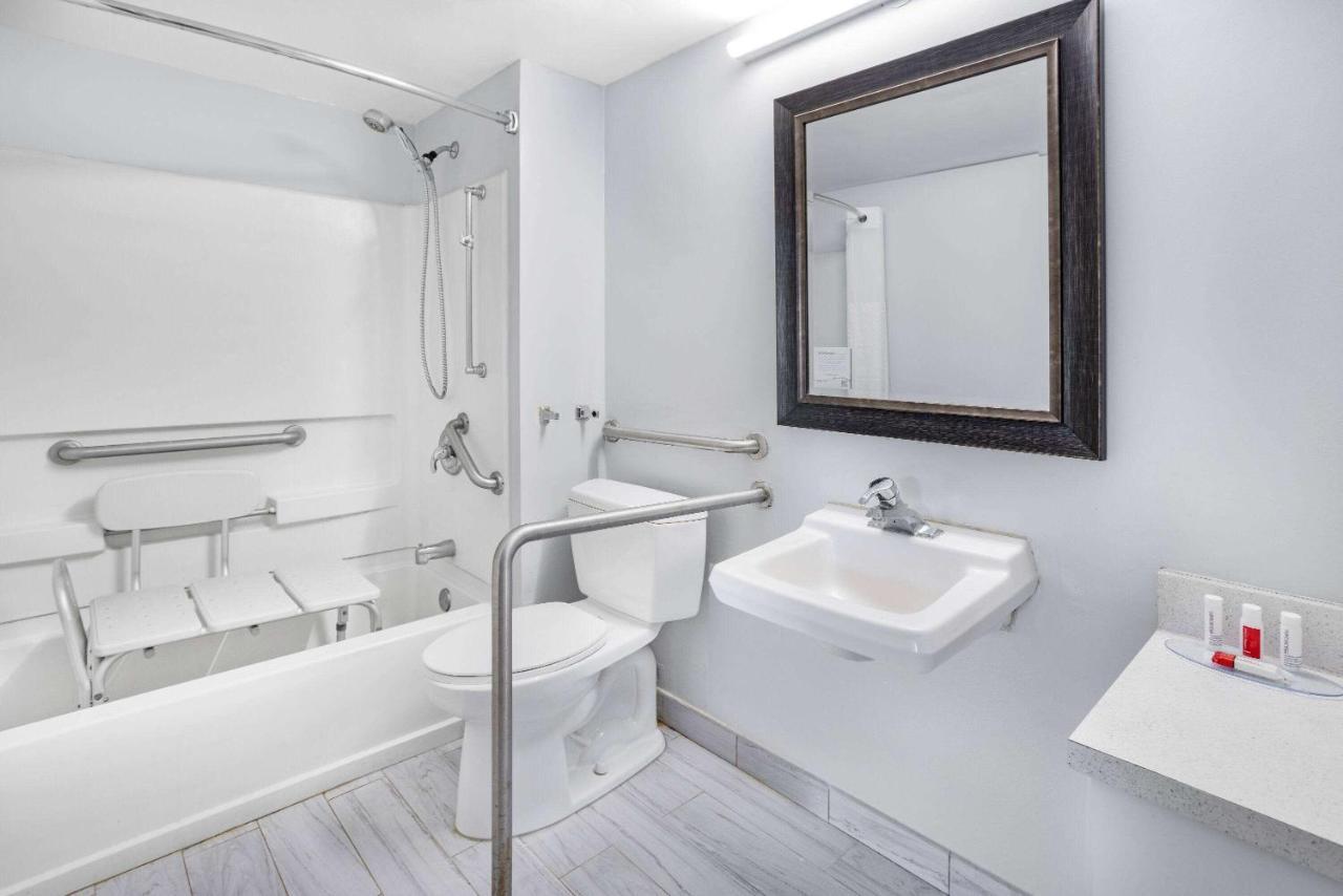 Queen Room - Mobility Access/Non-Smoking
