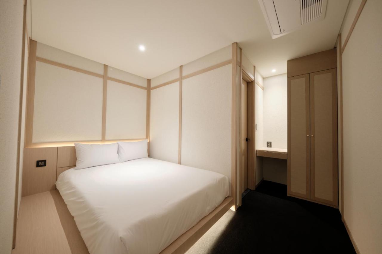 Wood Suite Triple Bathroom