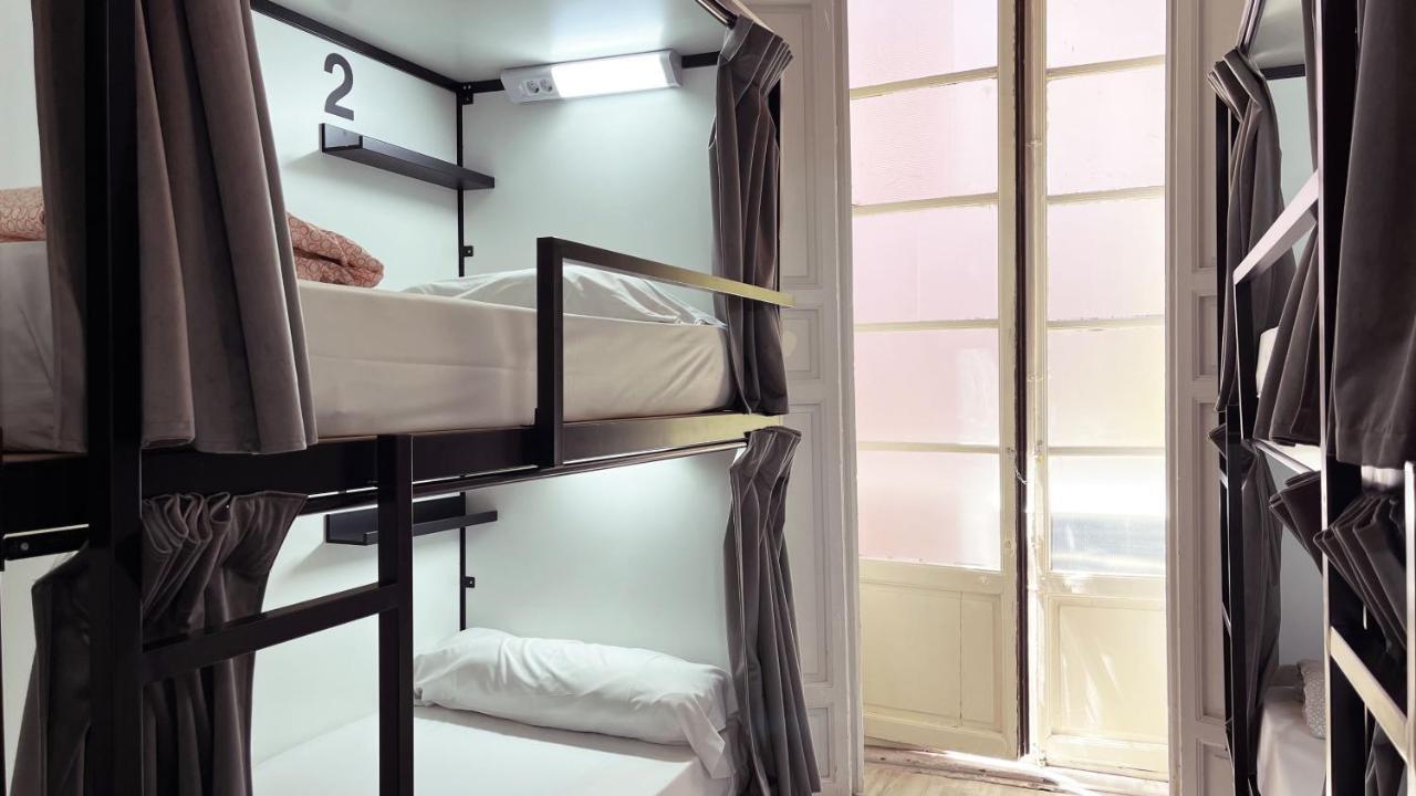 Bed in 6-Bed Dormitory Room with Shared Bathroom