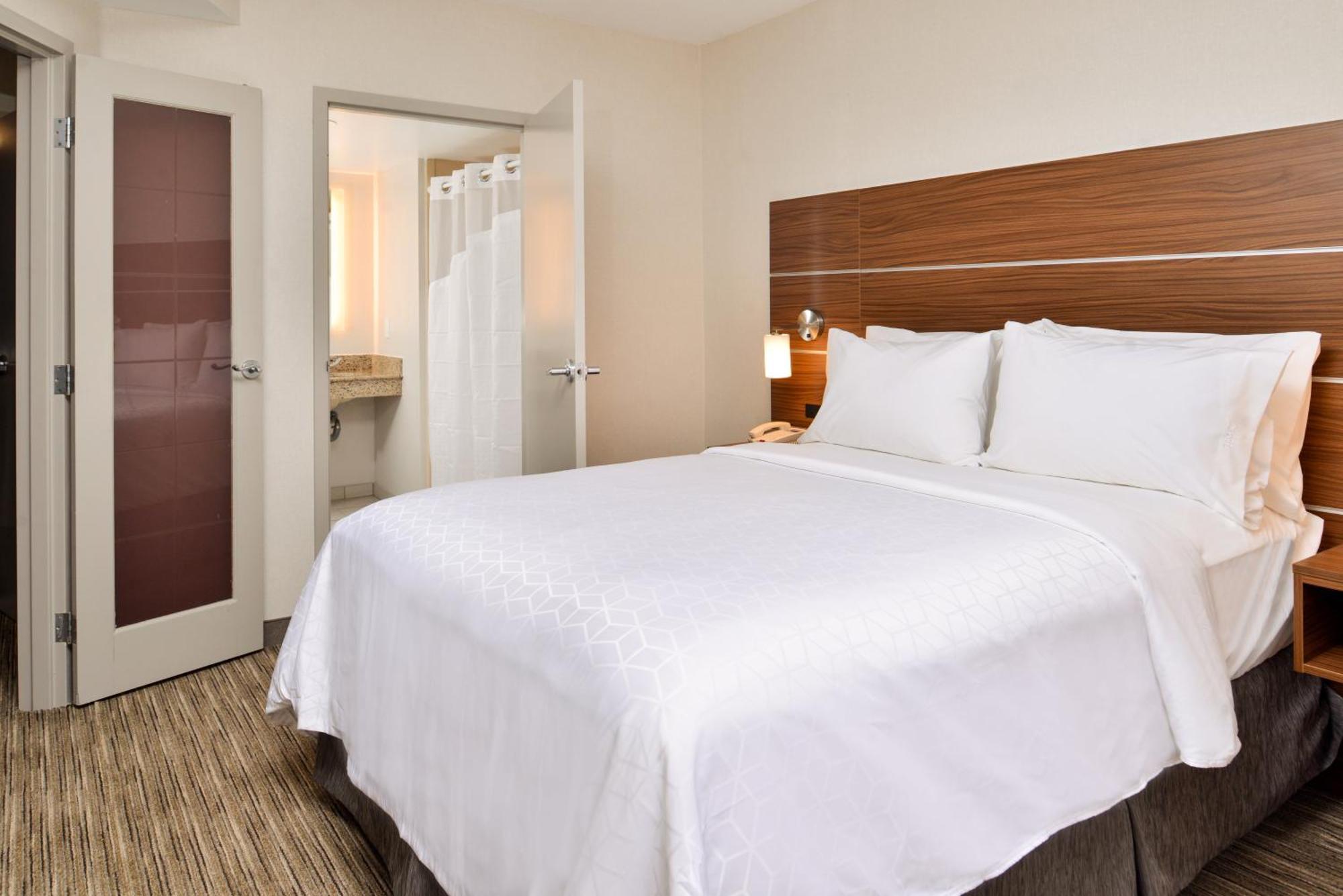 Queen Suite with Roll-In Shower - Disability Access