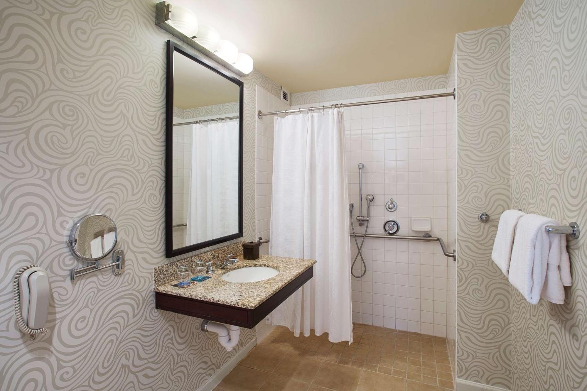 Deluxe King Room with Roll-In Shower - Disability Access,1552292092:JPEG