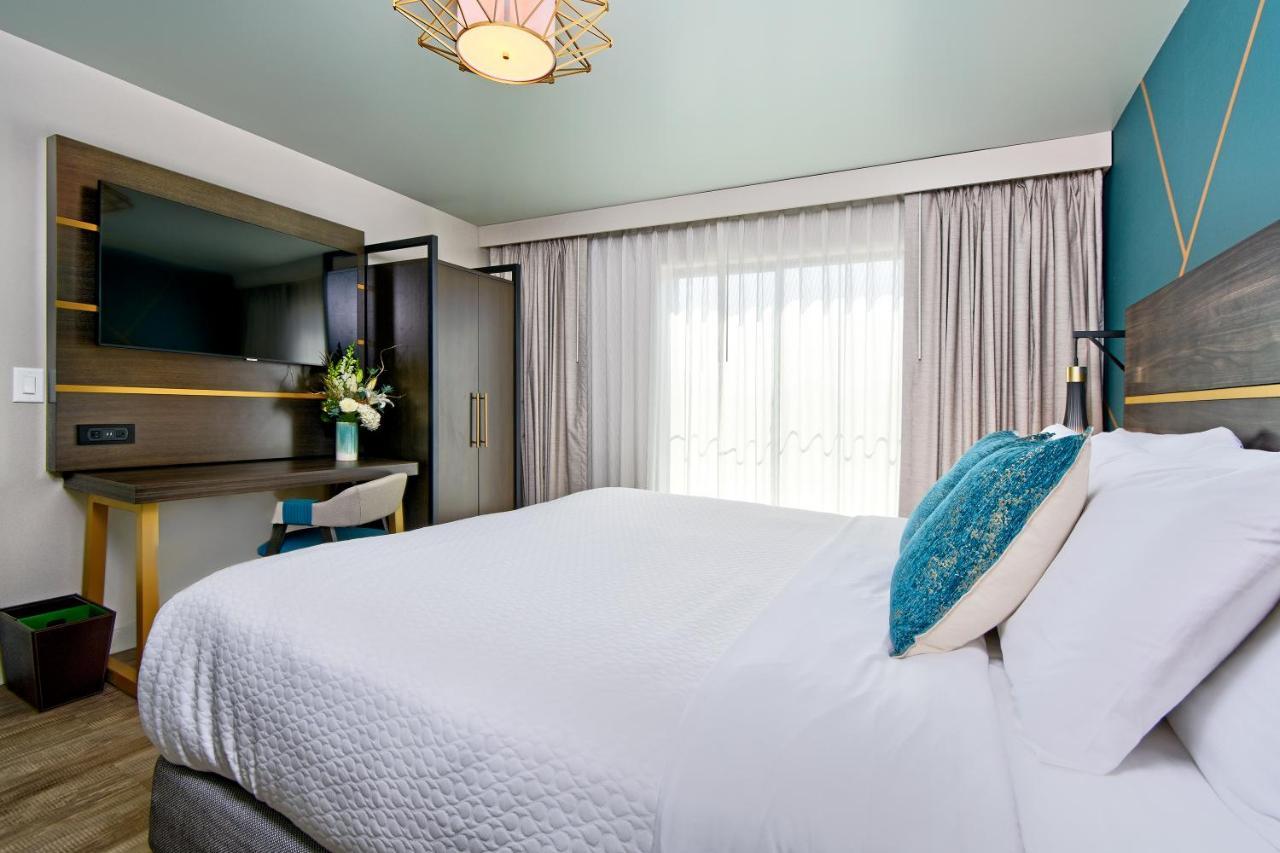 King Suite Balcony Partial Ocean View