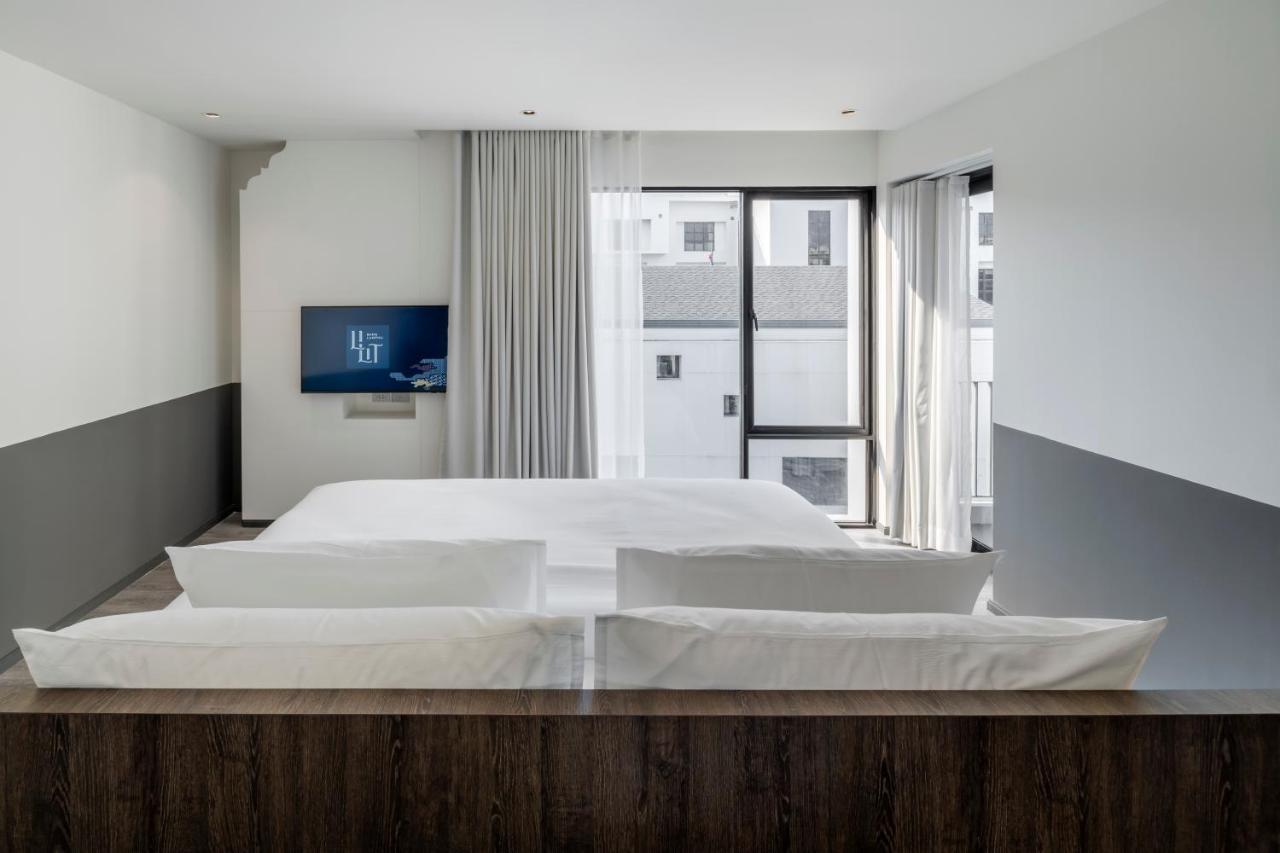 King Suite with Pool View