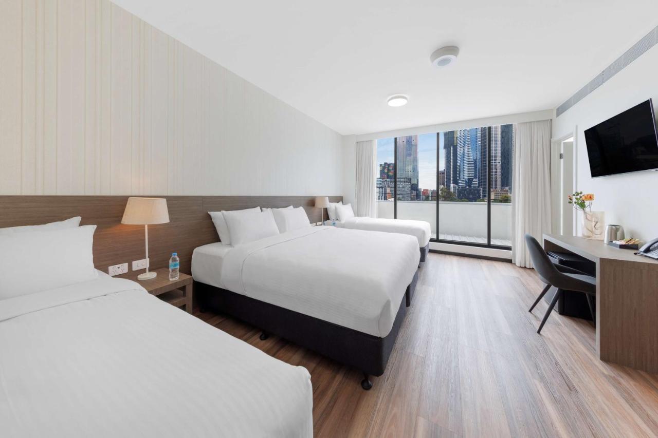 Executive King Room with One King Bed and Two Single Beds - City View/Non-Smoking