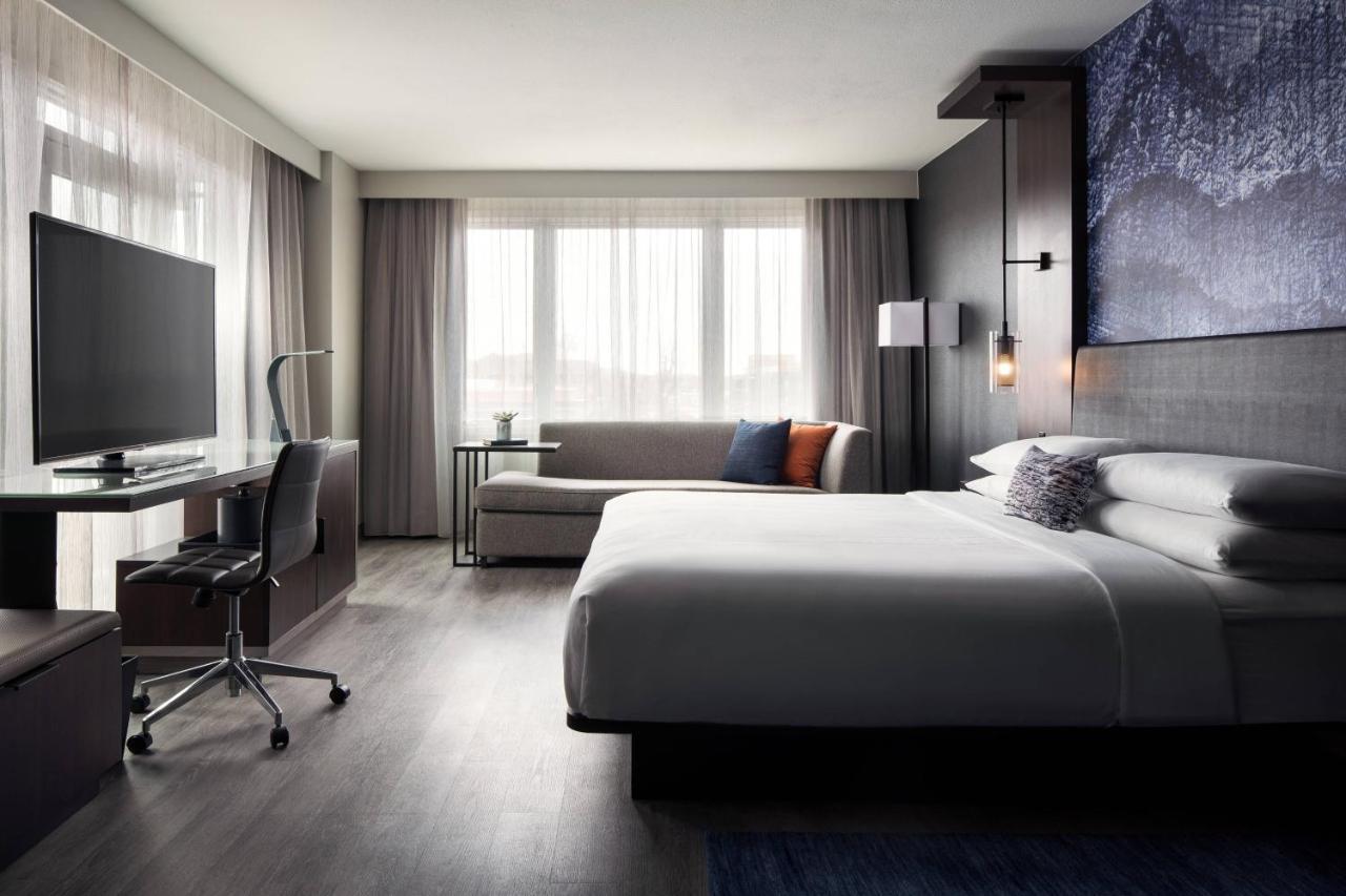 Larger Guest room, 1 King, Corner room