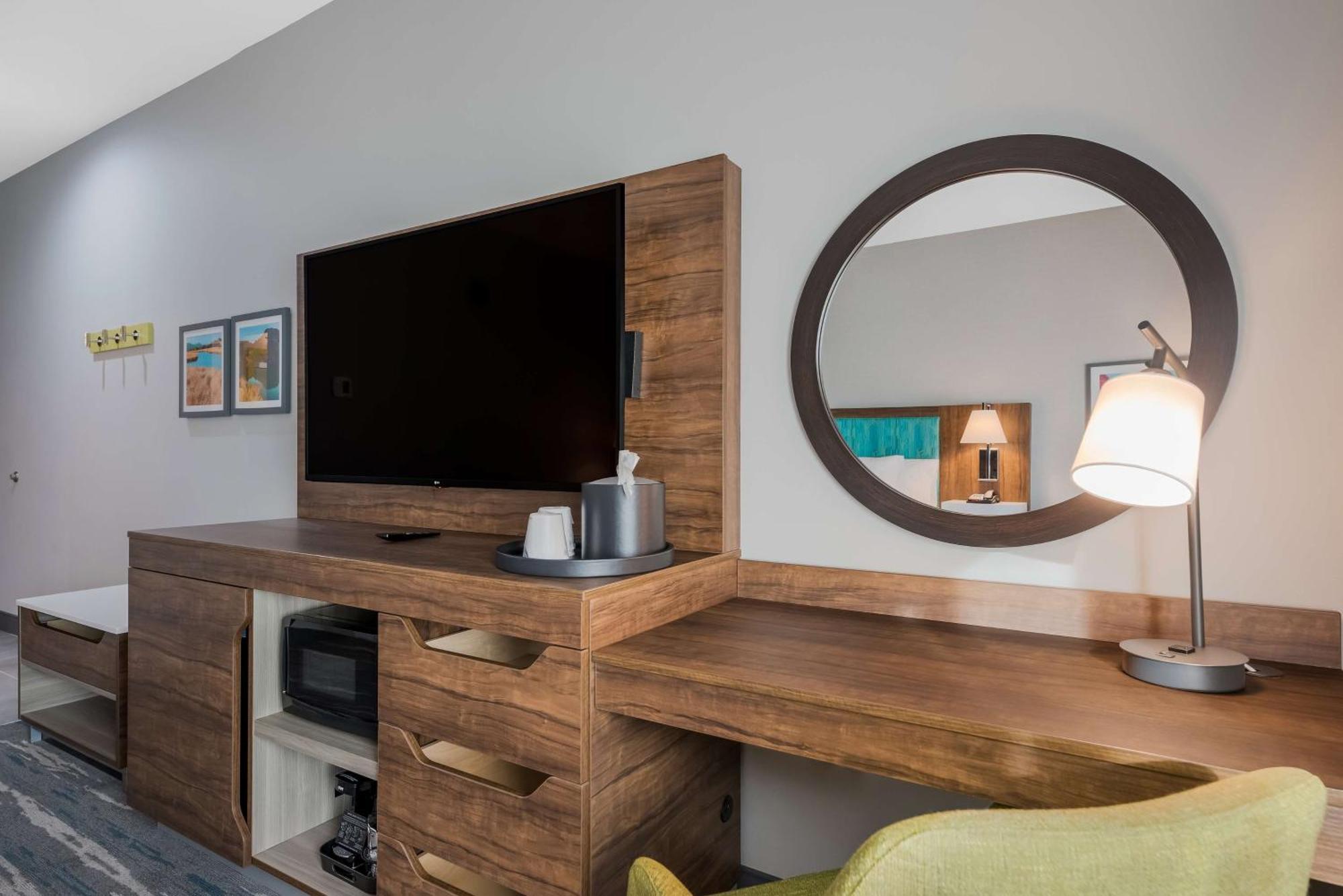 King Room with Microwave and Fridge
