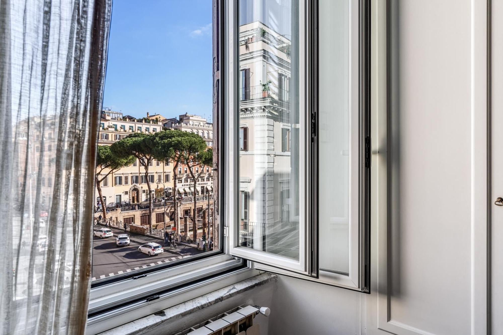 Deluxe Triple Room City View