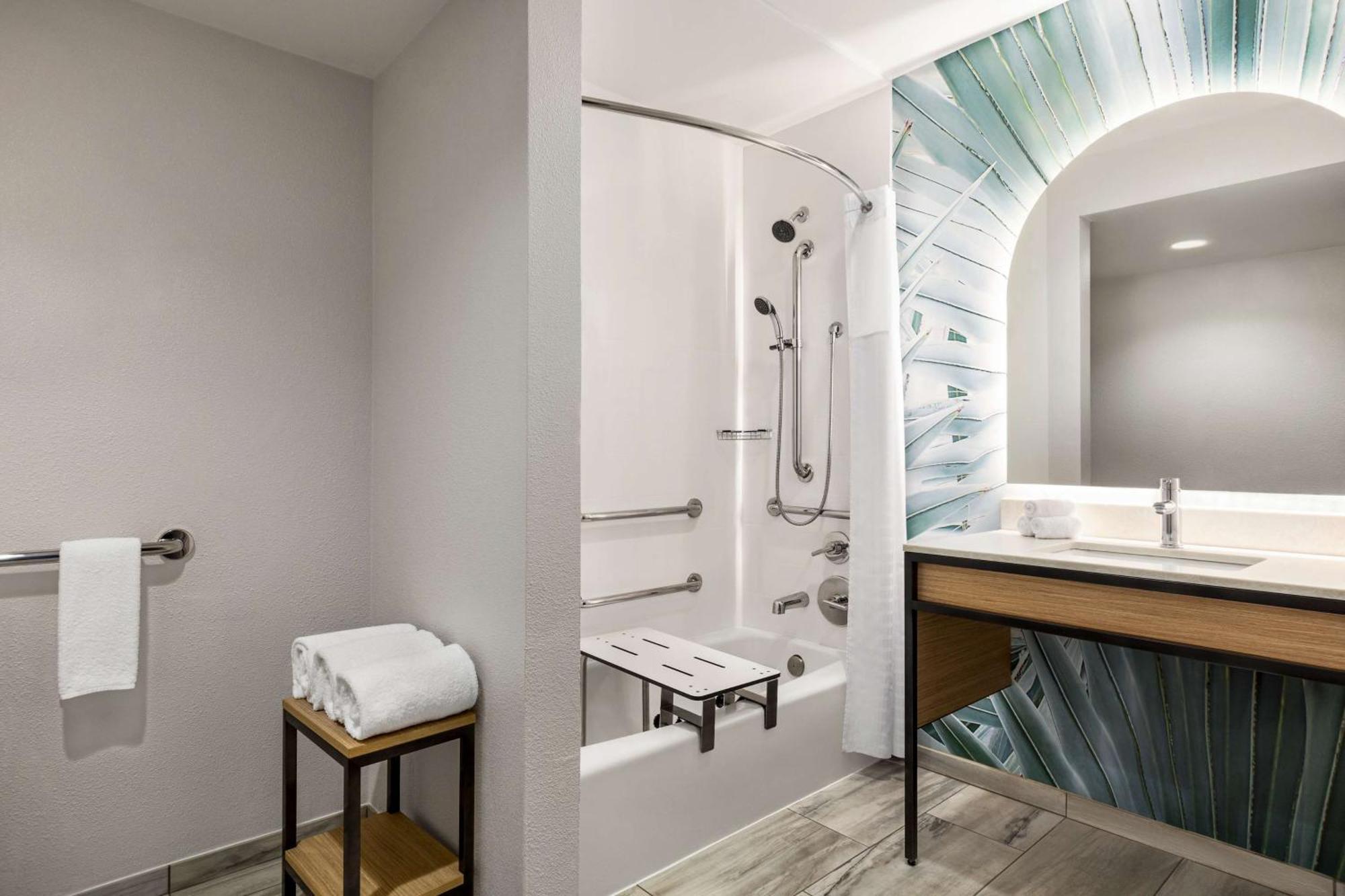 King Room with BathTub - Disability Access