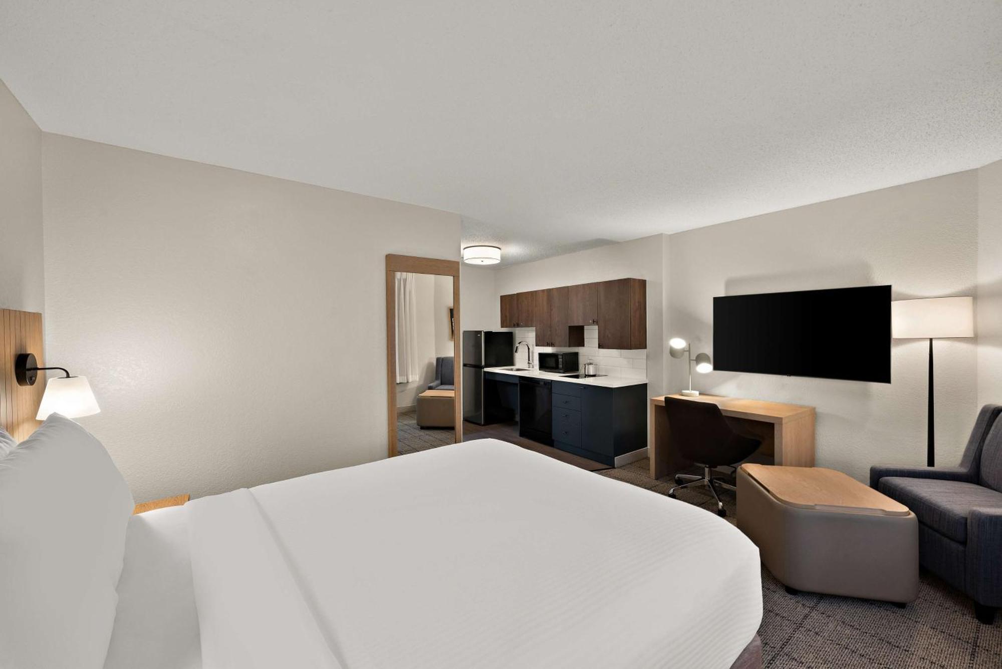 Studio Queen - NYC View - Mobility Accessible - Roll-In Shower