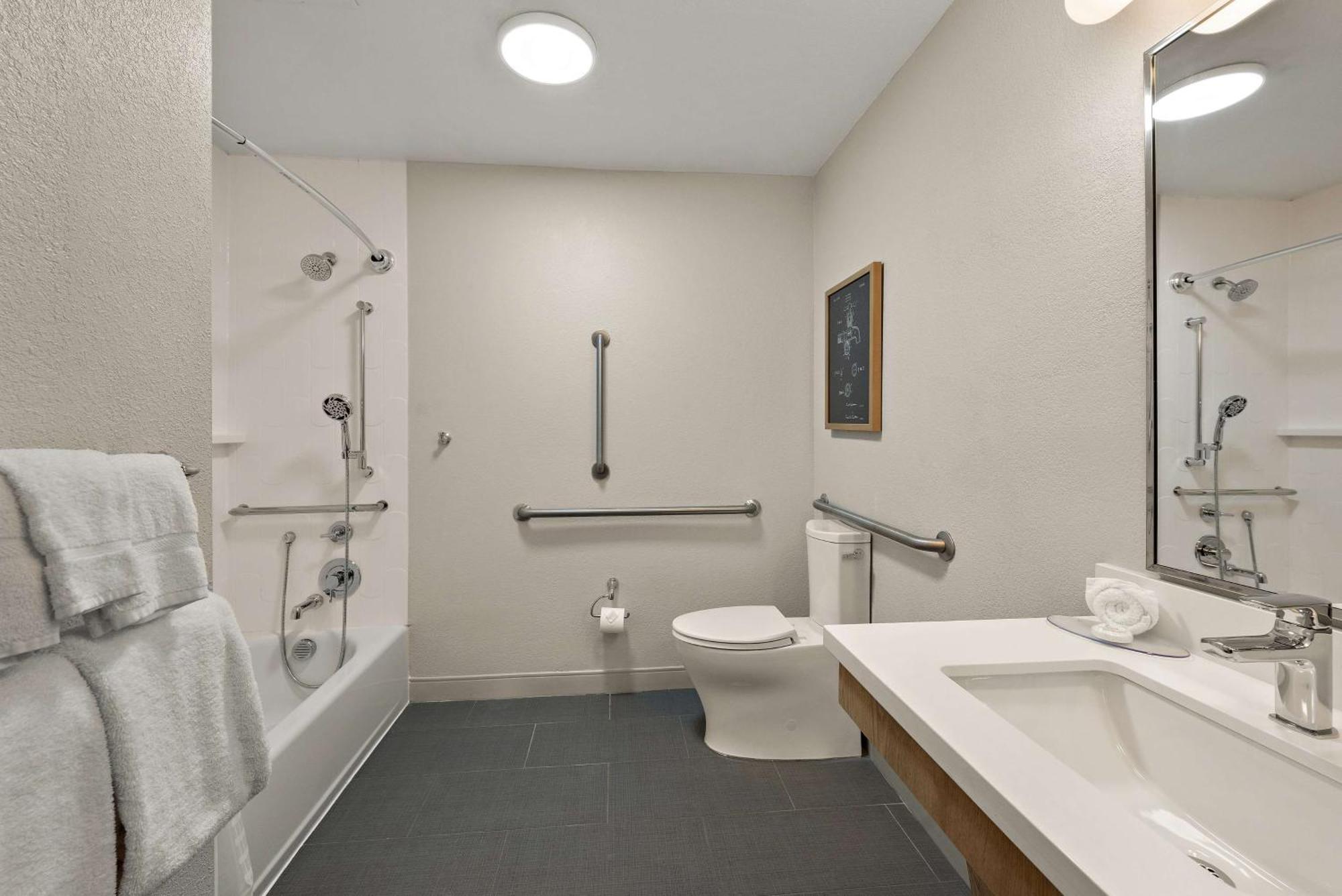 One Bedroom Suite - Queen - Partial Harbor View - Mobility Accessible - Tub
