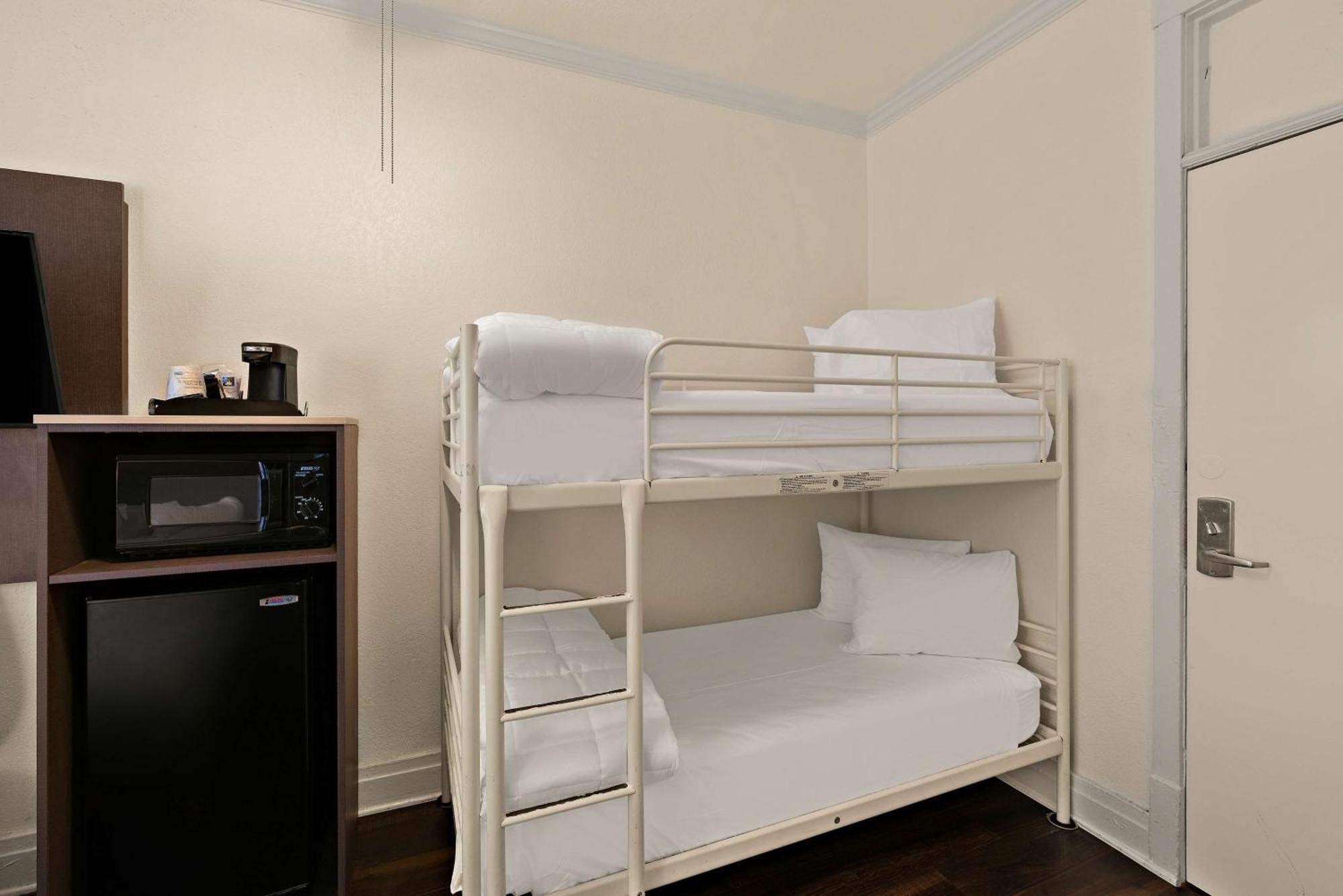 Queen Room with Bunk Bed - Non-Smoking