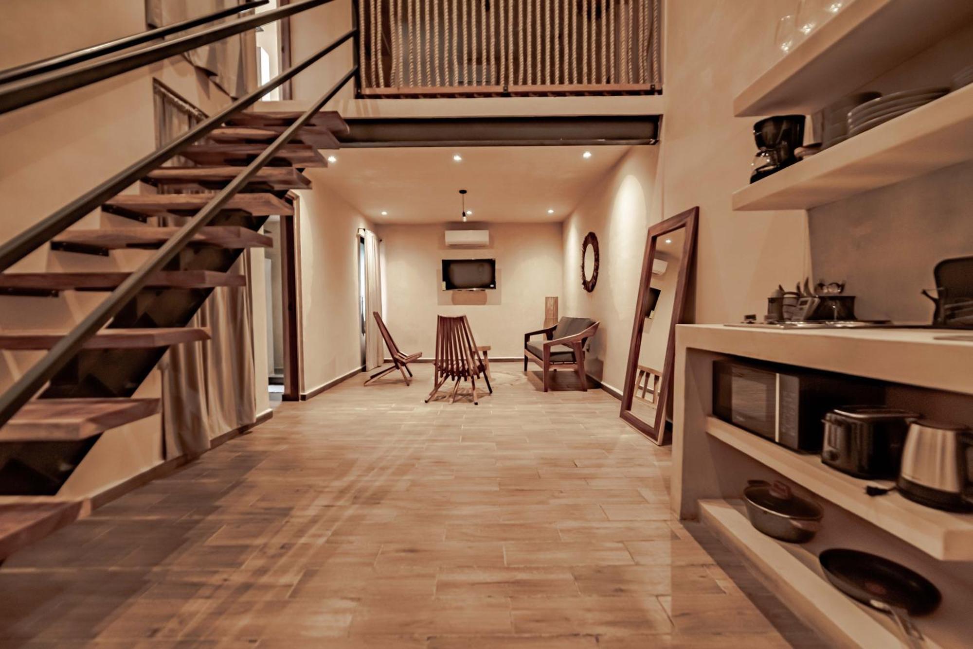 Deluxe Studio