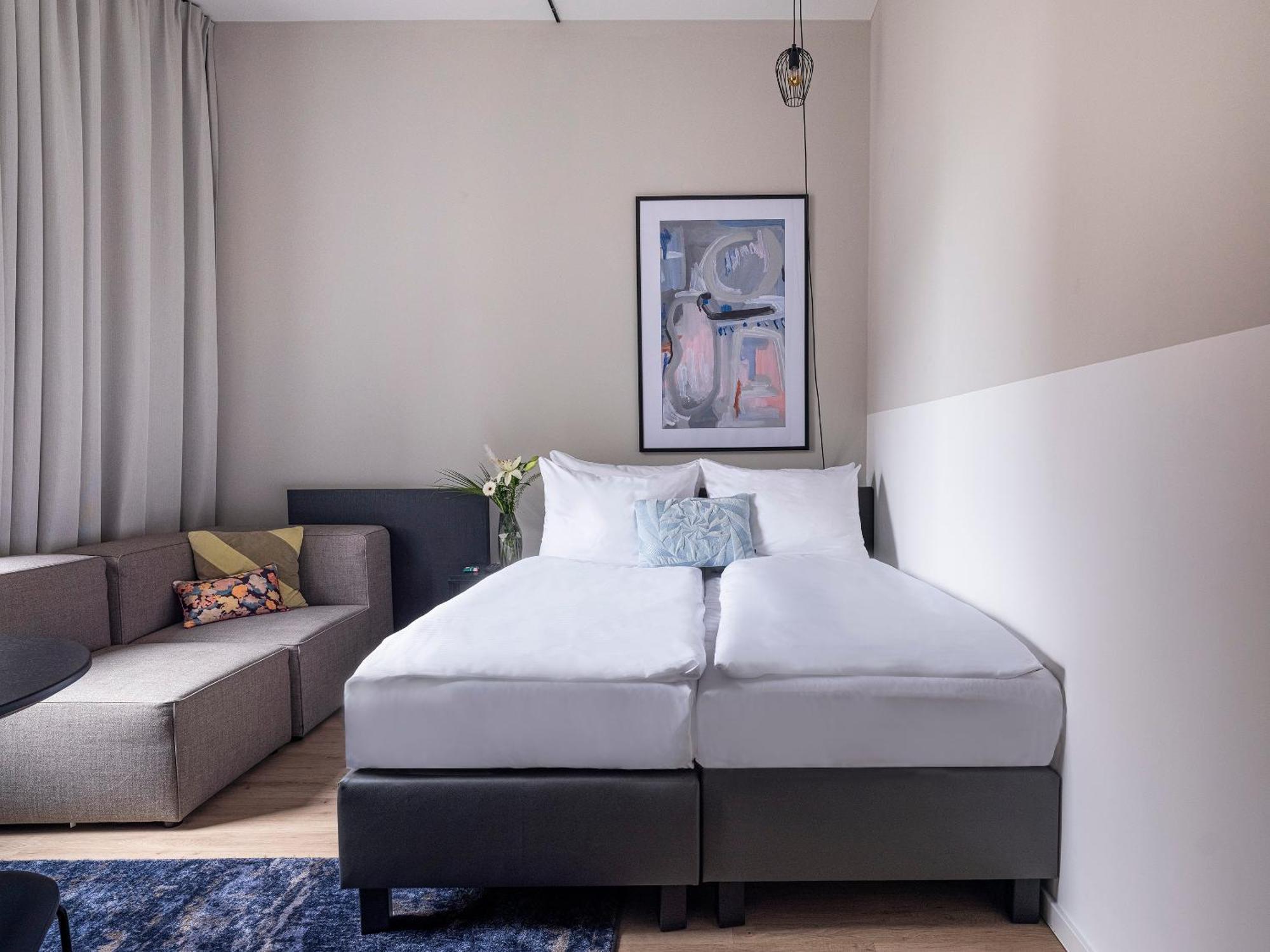 Large Studio with Kitchenette - Twin Beds, Stairs Access Only