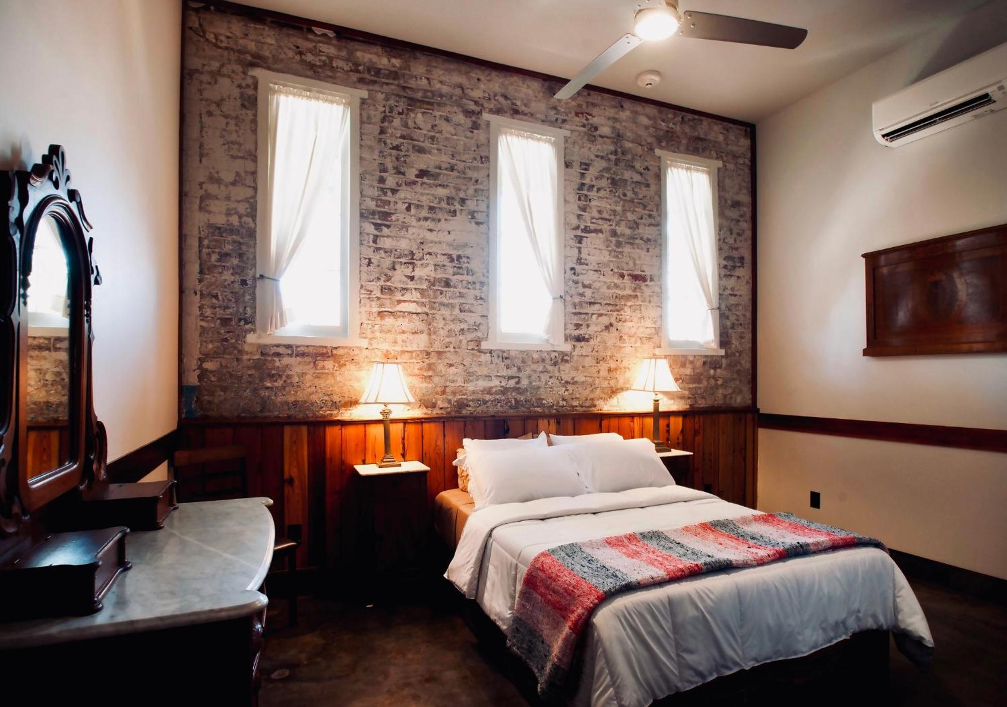 Queen Room,1541356015:JPEG