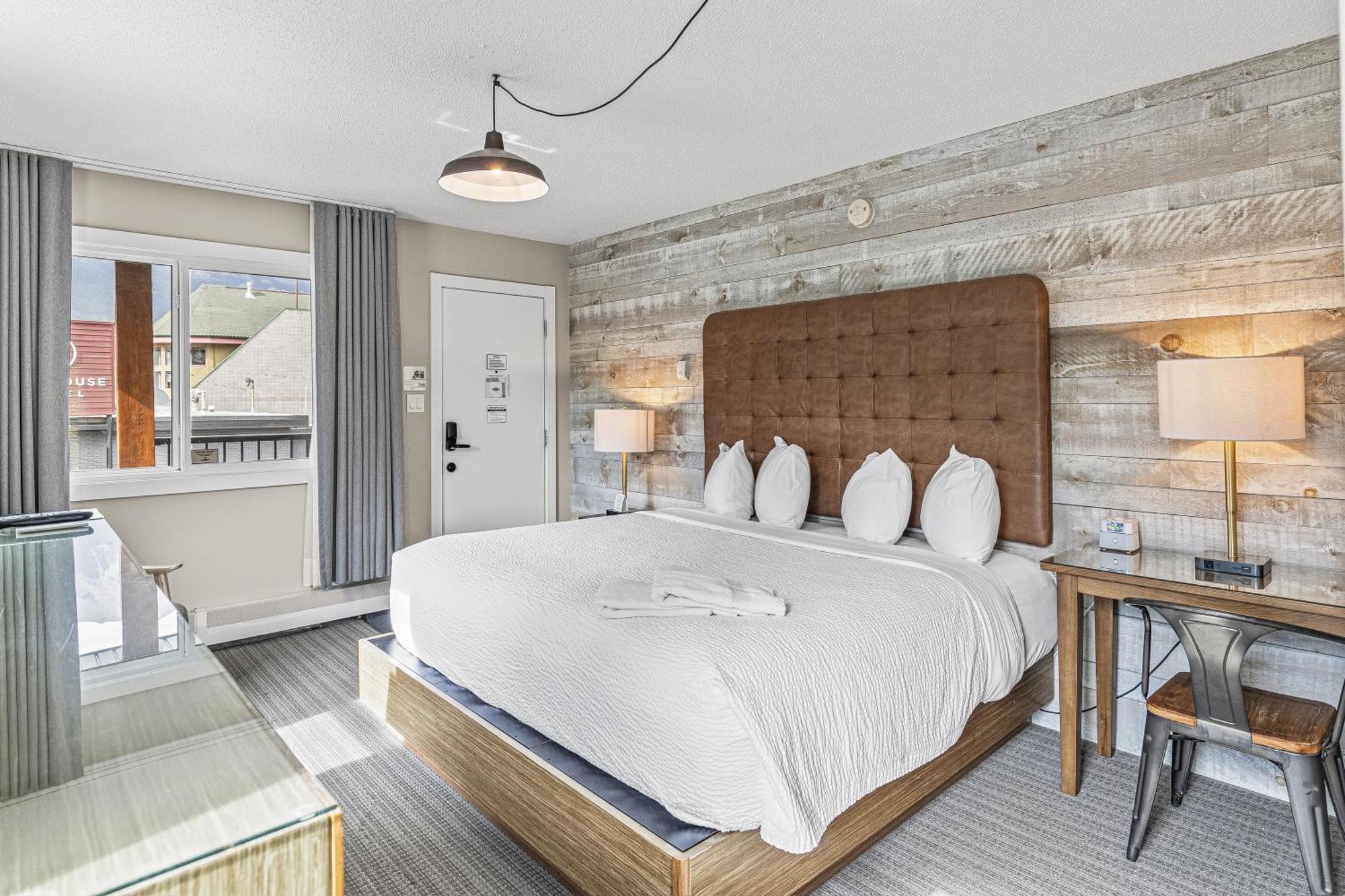 King Room with Mountain View - Self Check-In,1544852362:JPEG