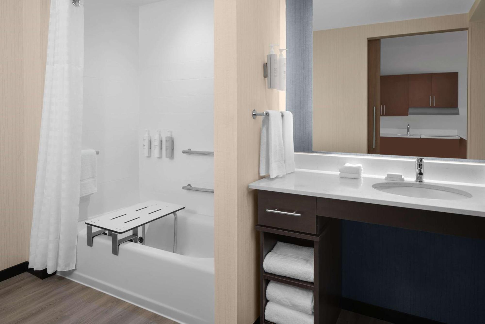 King Studio Bath Tub Mobility Accessible,1545045046:JPEG