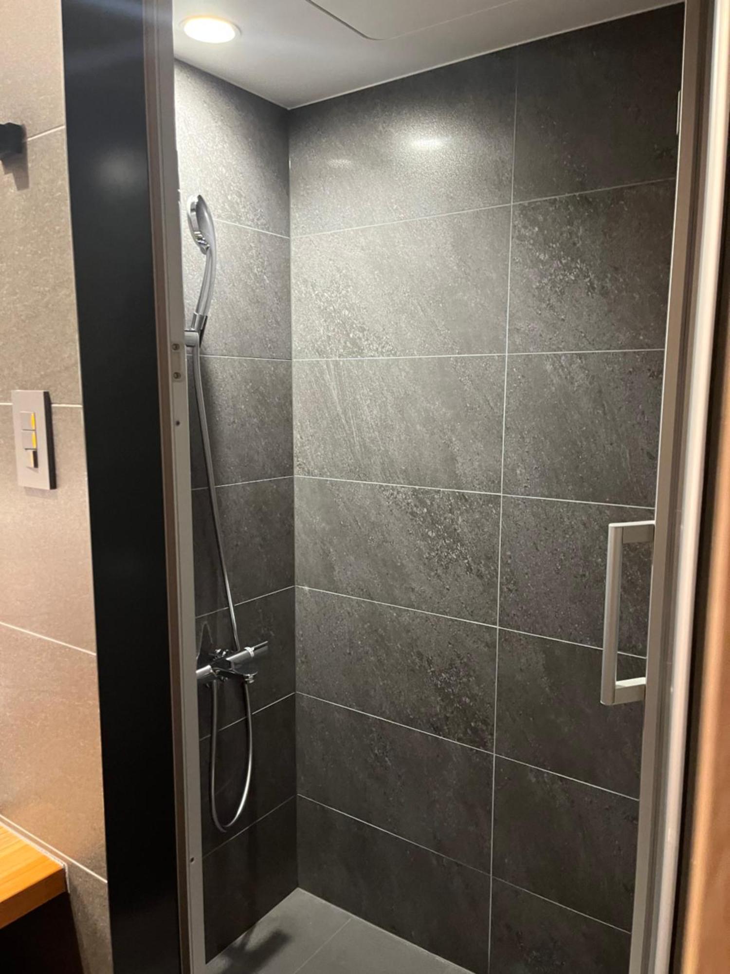 Queen Room with Shower - Non-Smoking - Basement