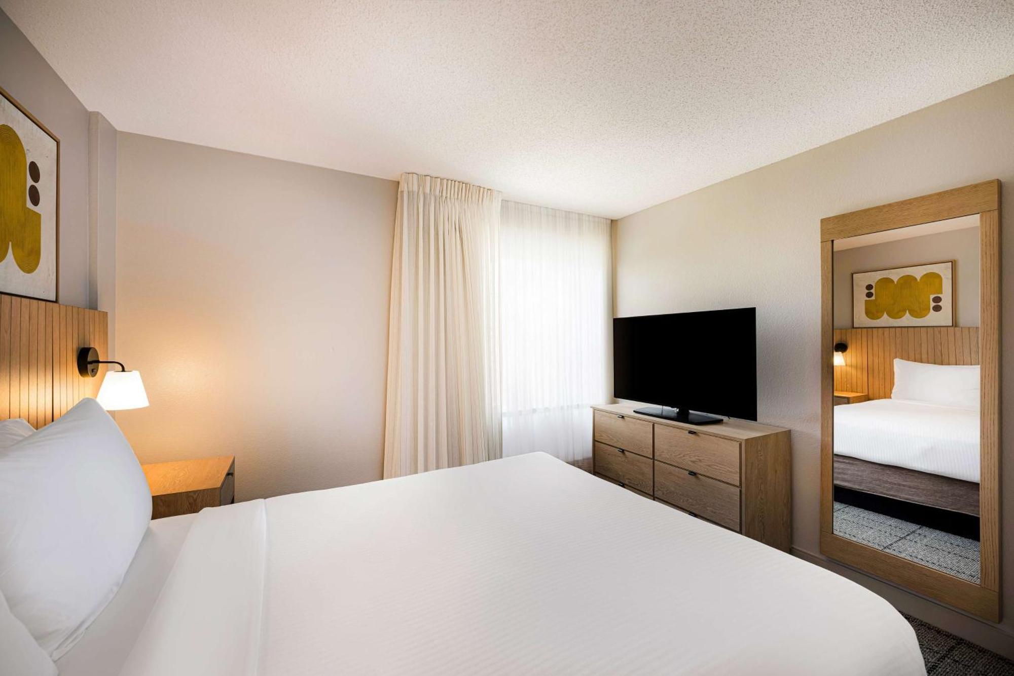 One Bedroom Suite - Queen - Partial Harbor View - Hearing Accessible
