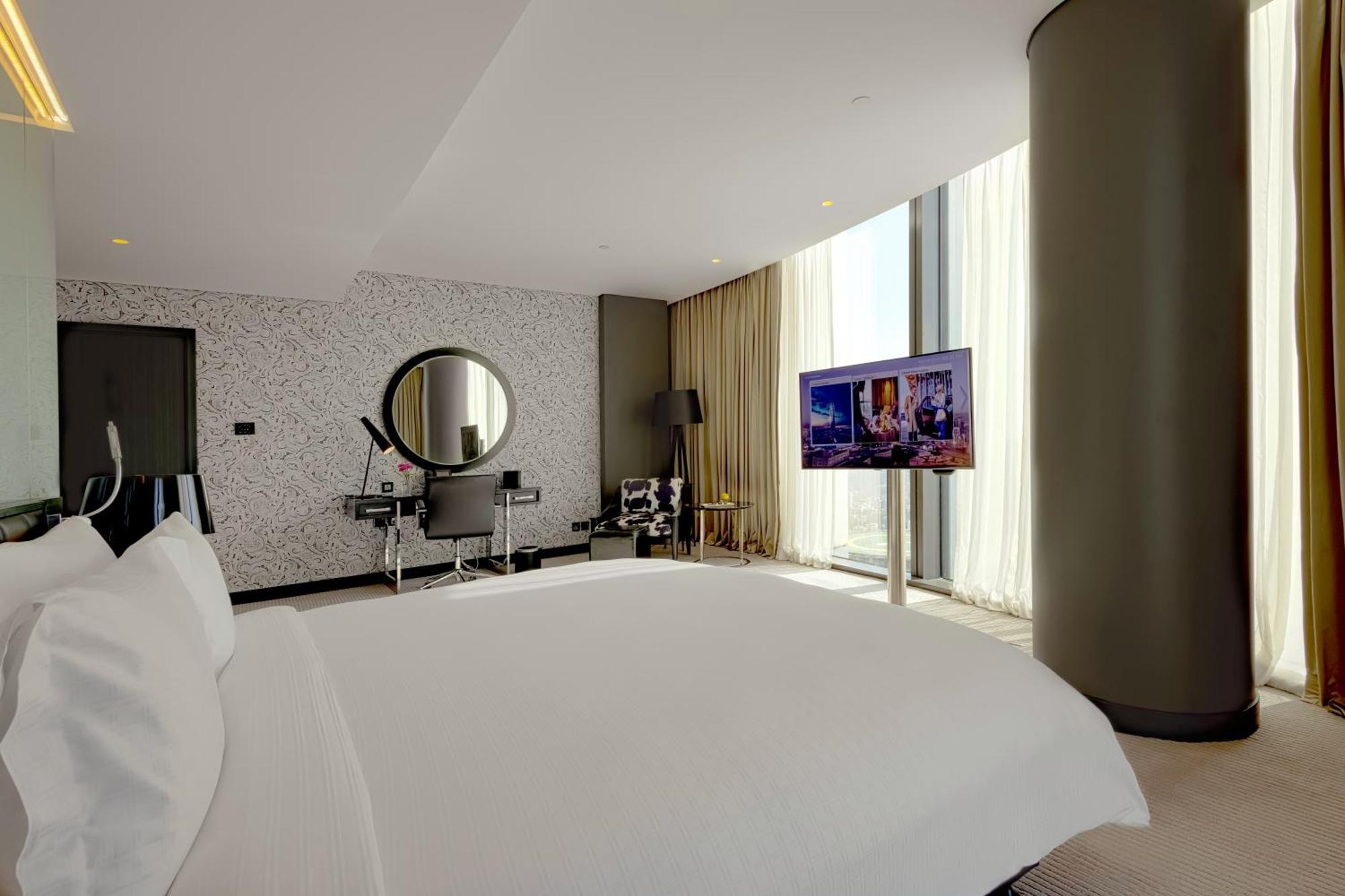 Large Corner Club Lounge Access King Bed City View