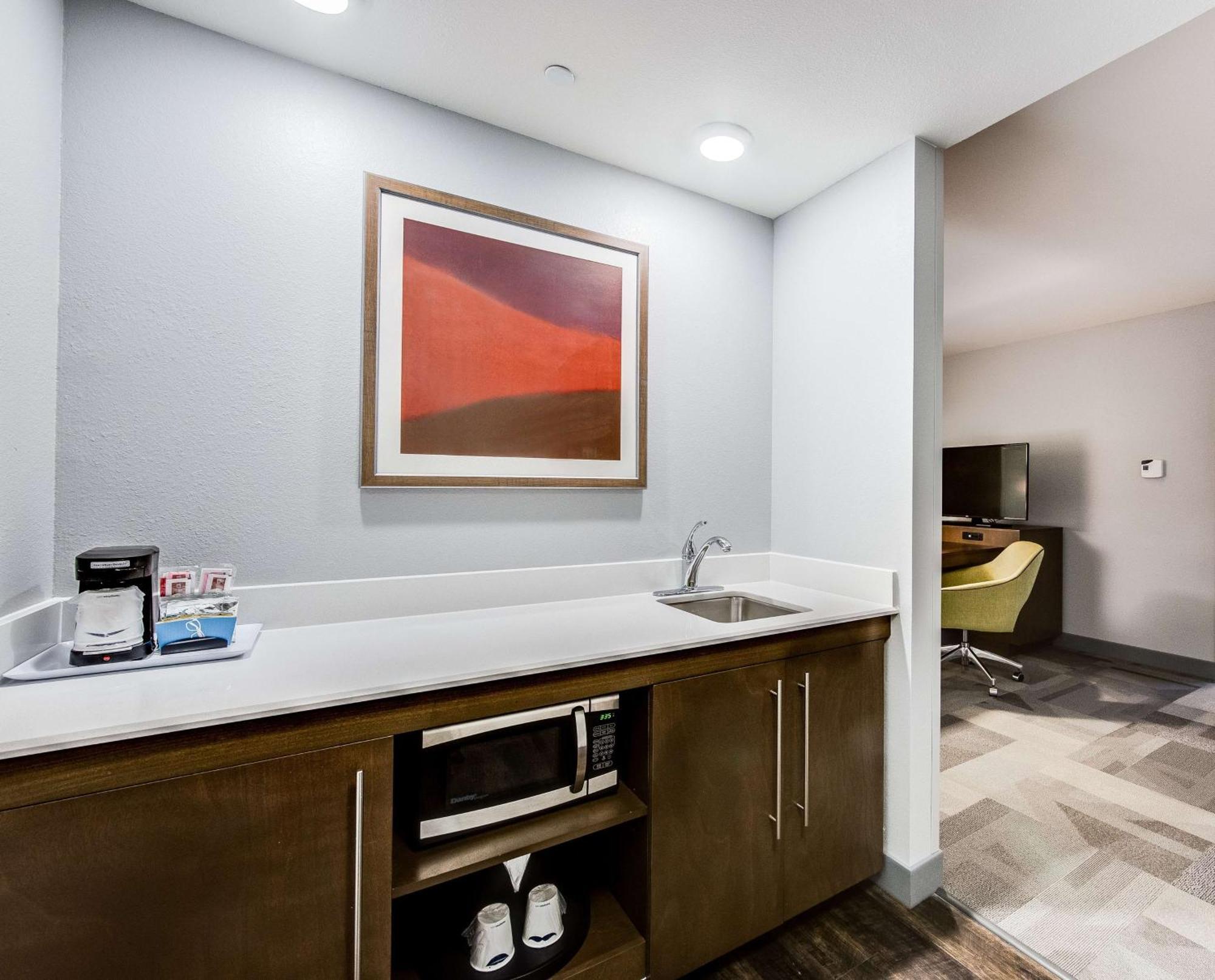 King Suite - Mobility Accessible - Non-Smoking
