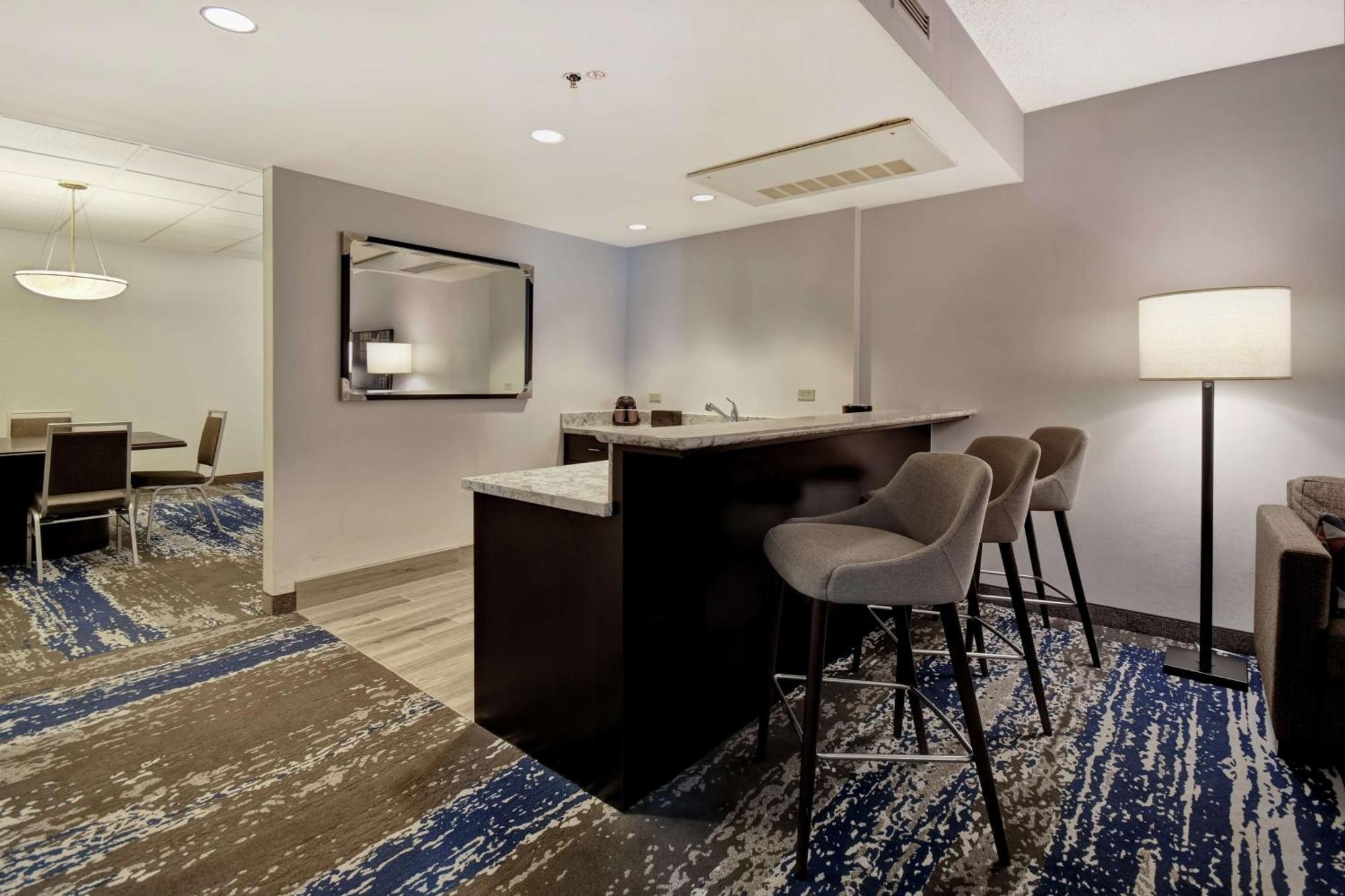 King Hospitality Suite- Non-Smoking