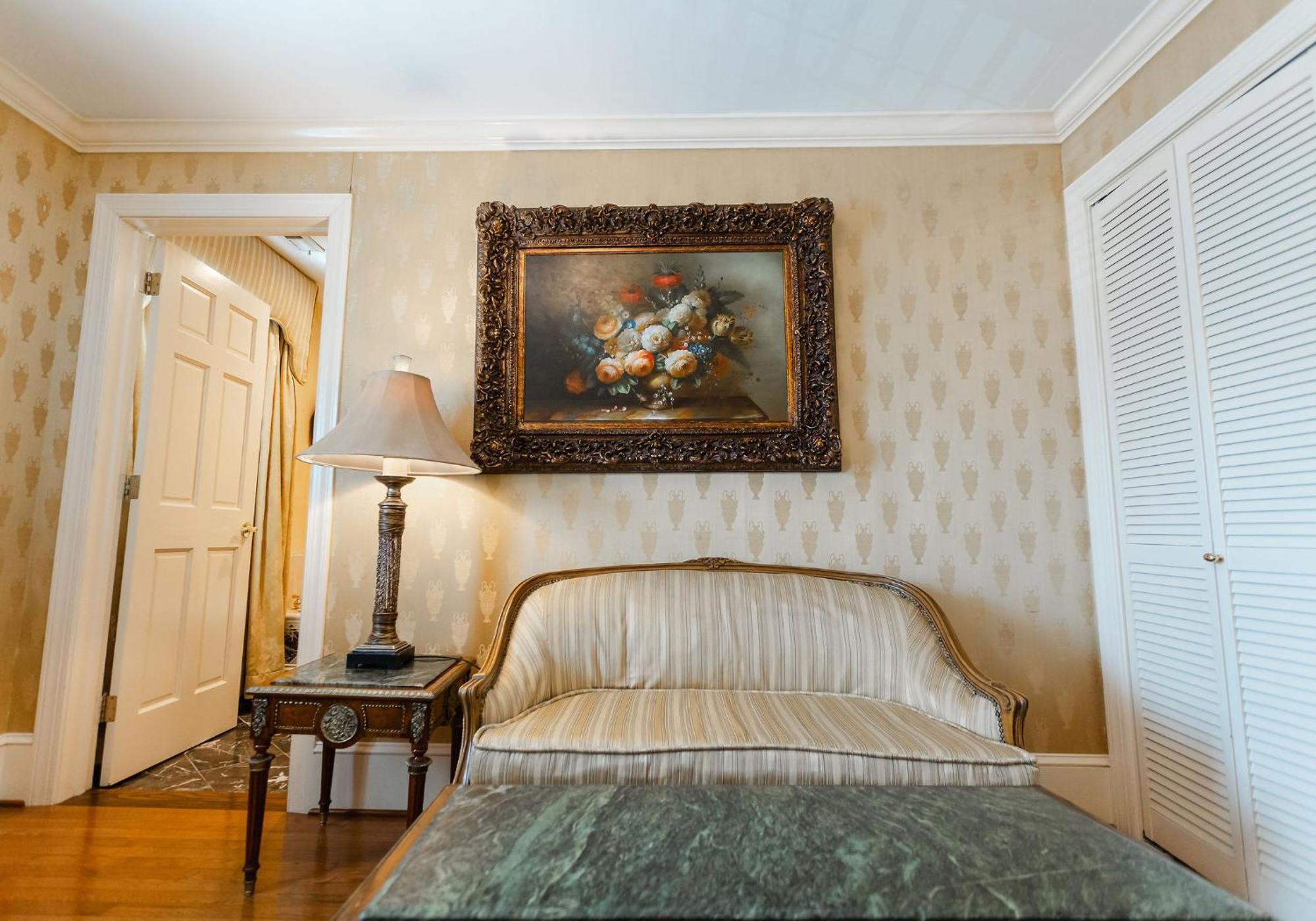 Diplomat Suite 302