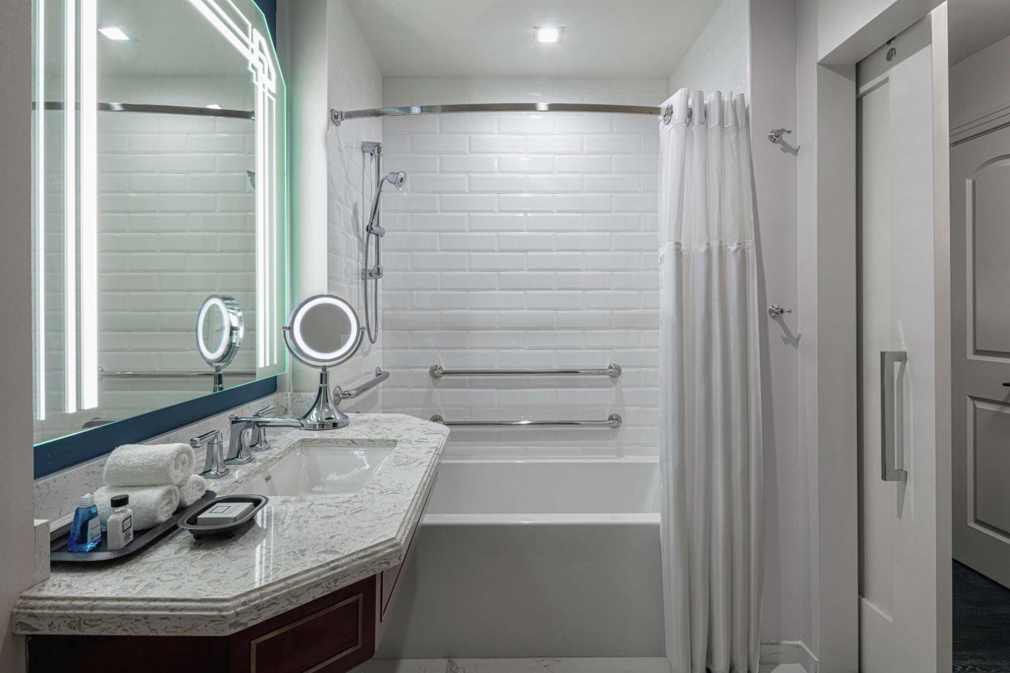 King Room with Accessible Tub - Mobility Access,1550661973:JPEG