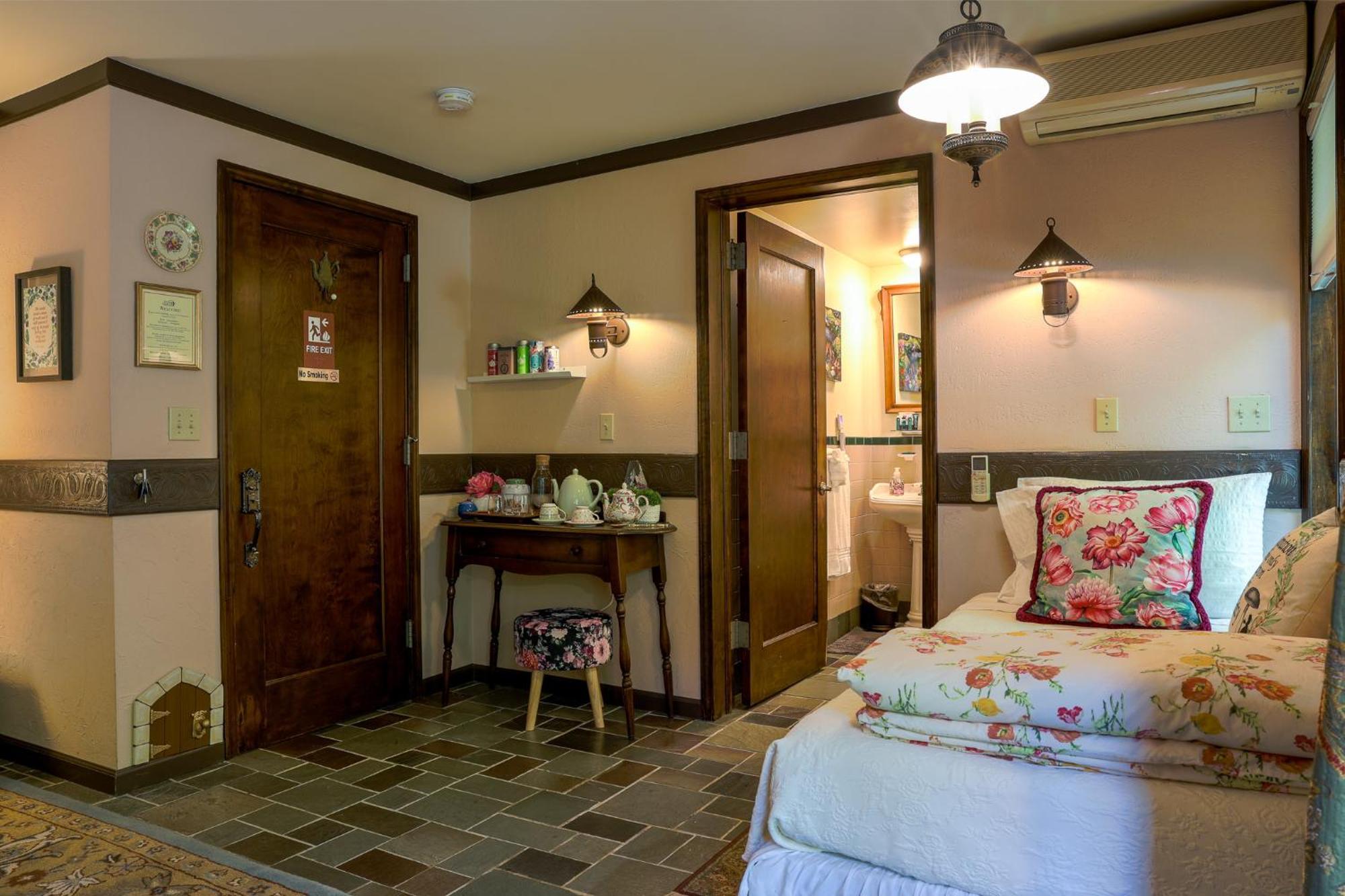 Double Room with 1 King Bed and 1 Single Bed