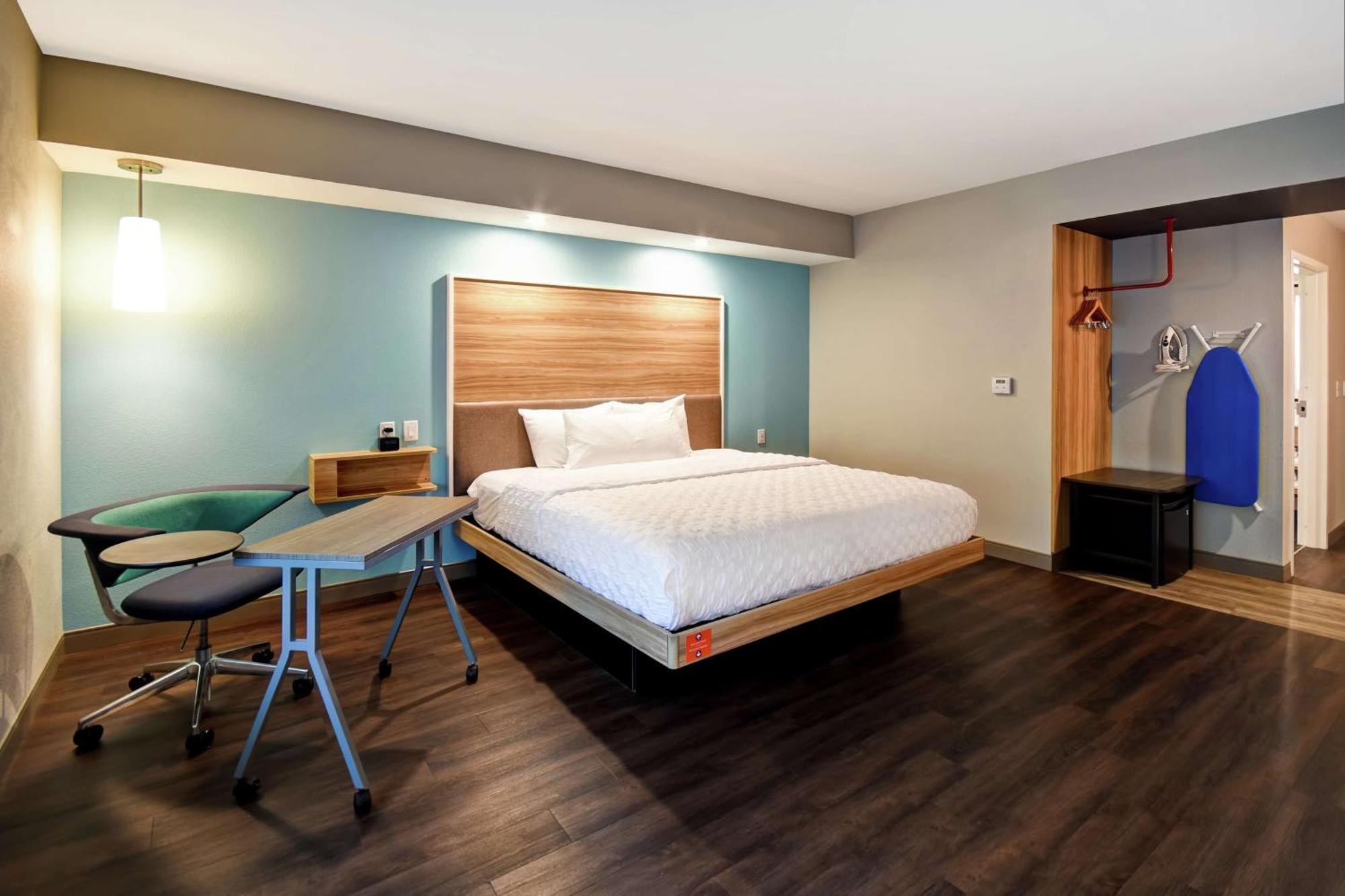 King Room with Accessible Tub - Mobility Access