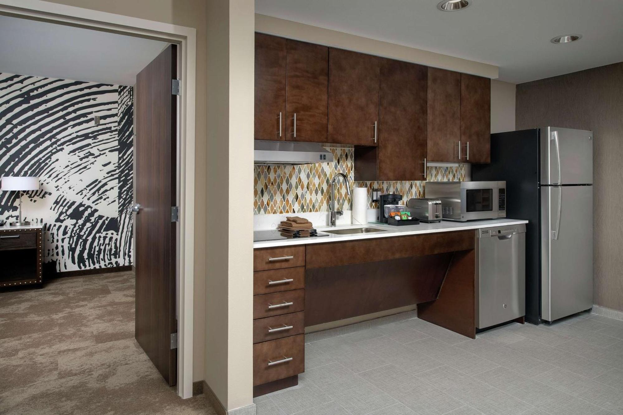 King Suite with Roll-In Shower - Mobility and Hearing Access/Non-Smoking