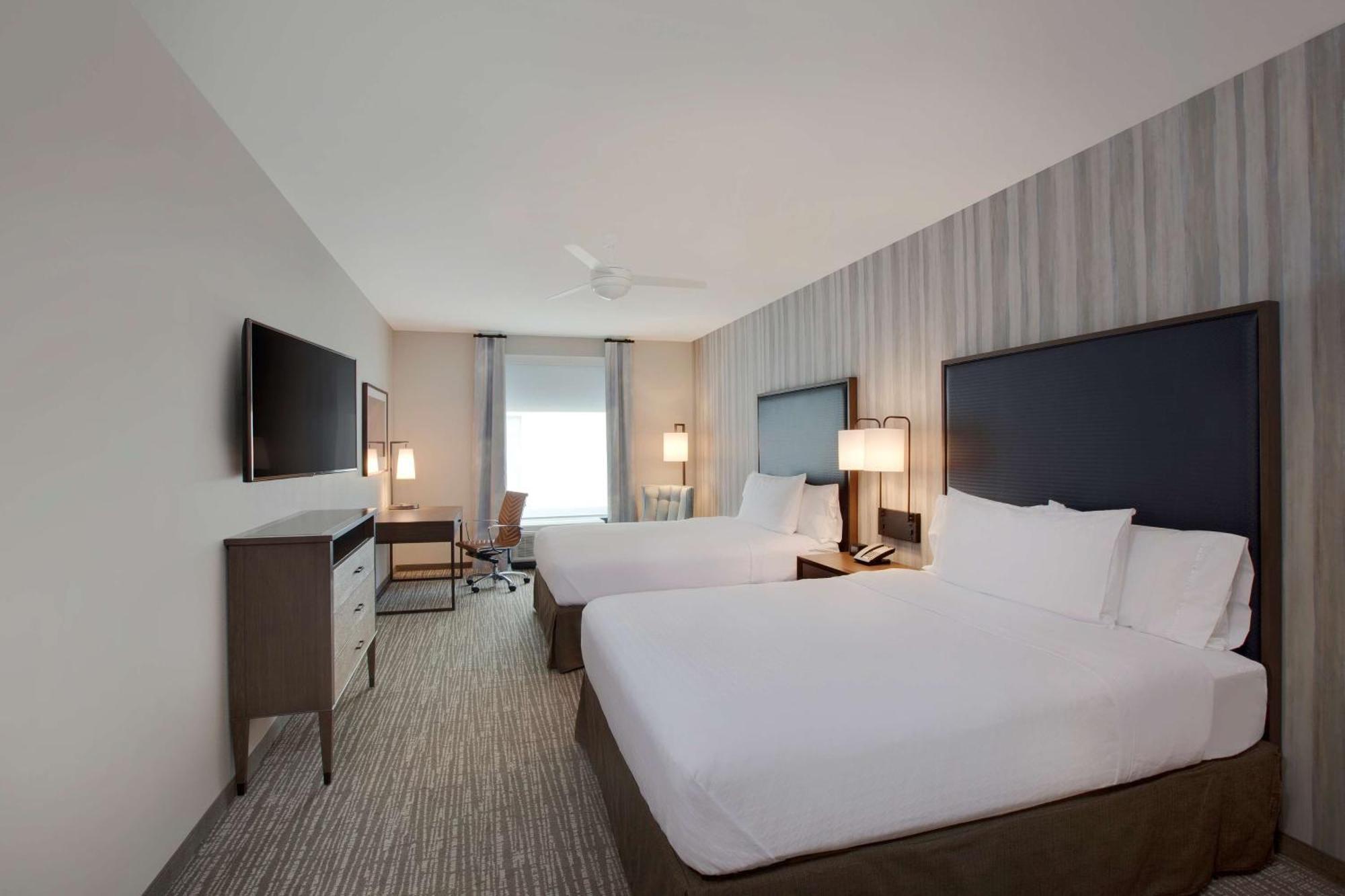 One-Bedroom Queen Suite with Two Queen Beds - Non-Smoking