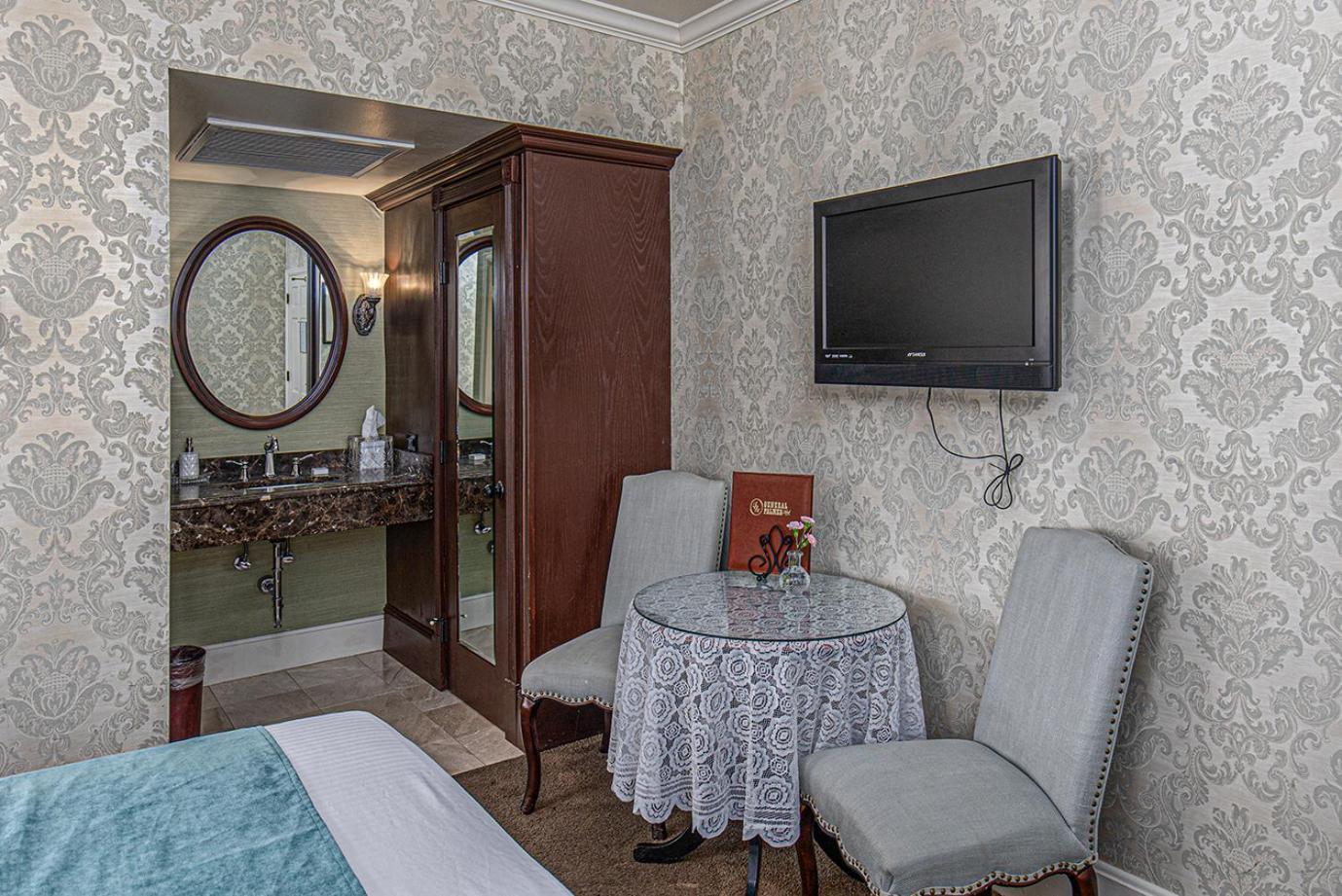 Deluxe Queen Room