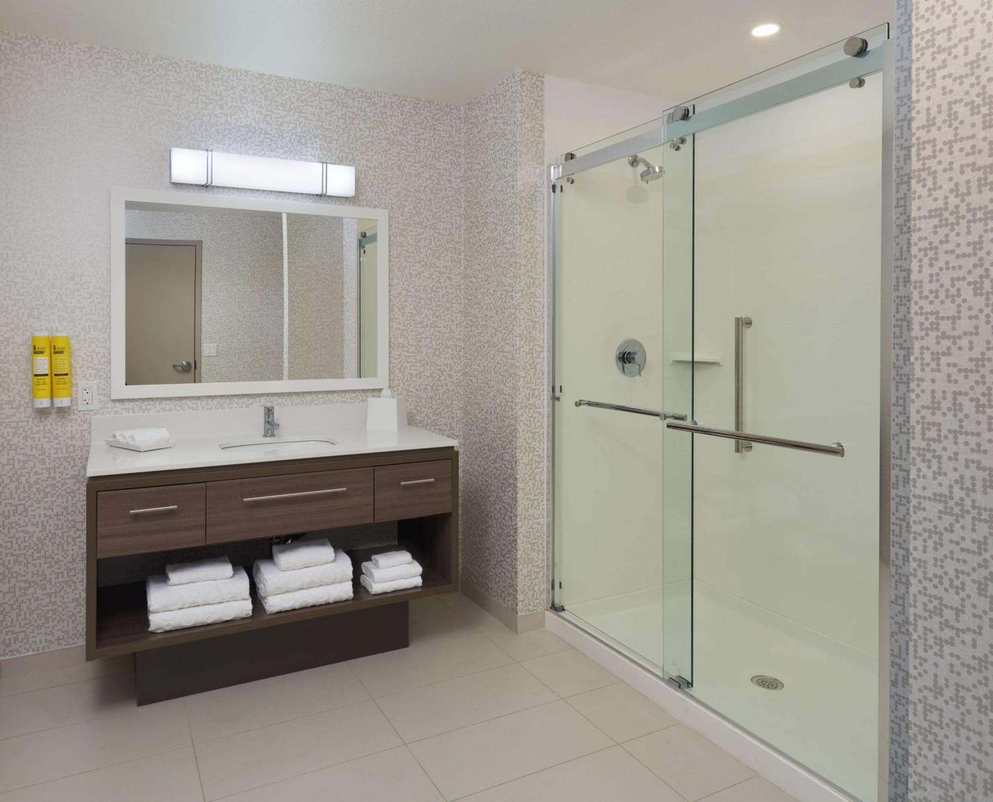 King Studio with Roll-In Shower - Disability Access/Non-Smoking