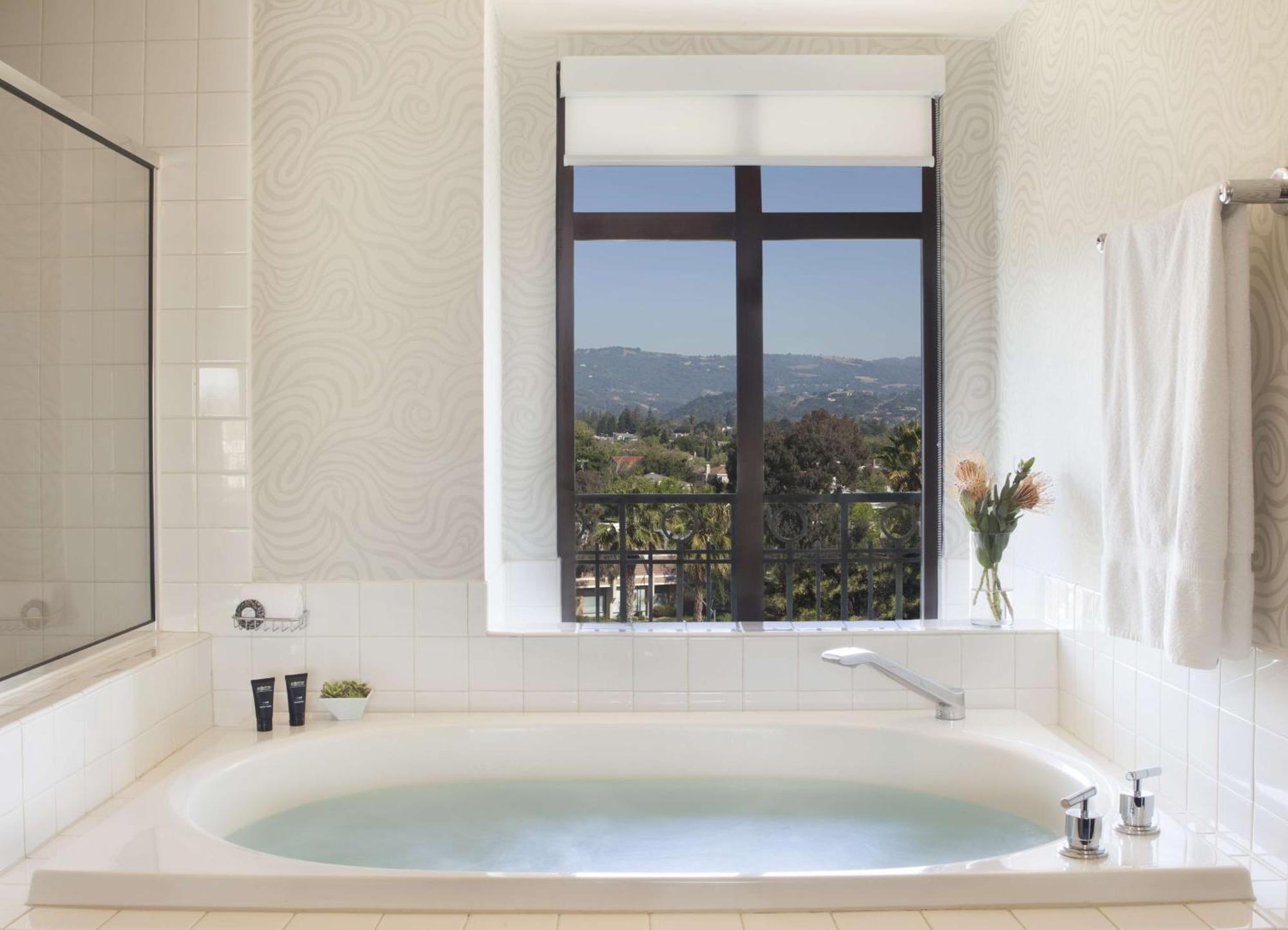 One-Bedroom Suite,1552292098:JPEG