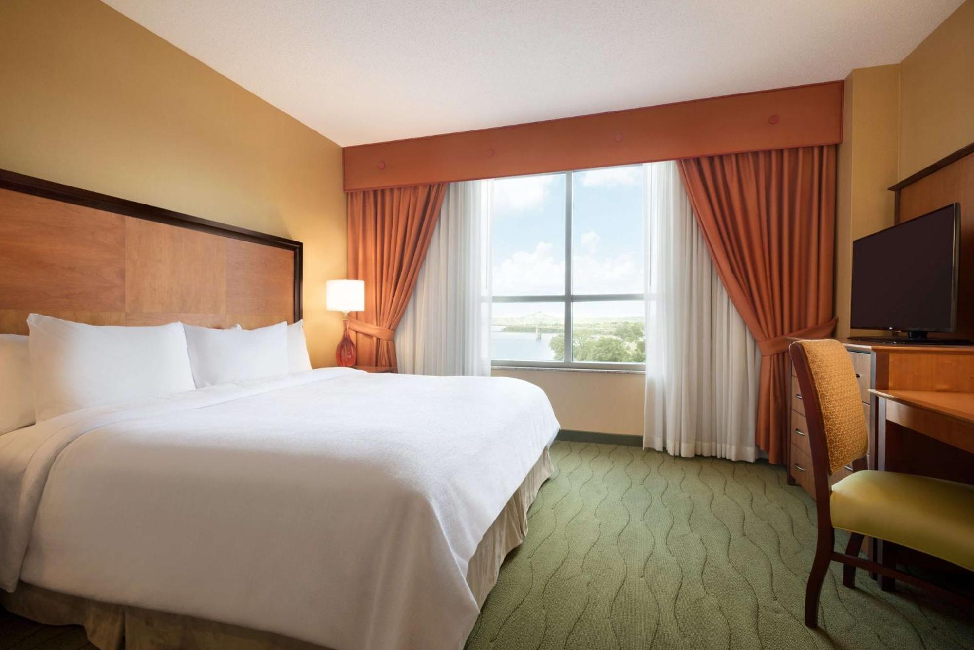 Premium King Corner Wellness Suite with River View