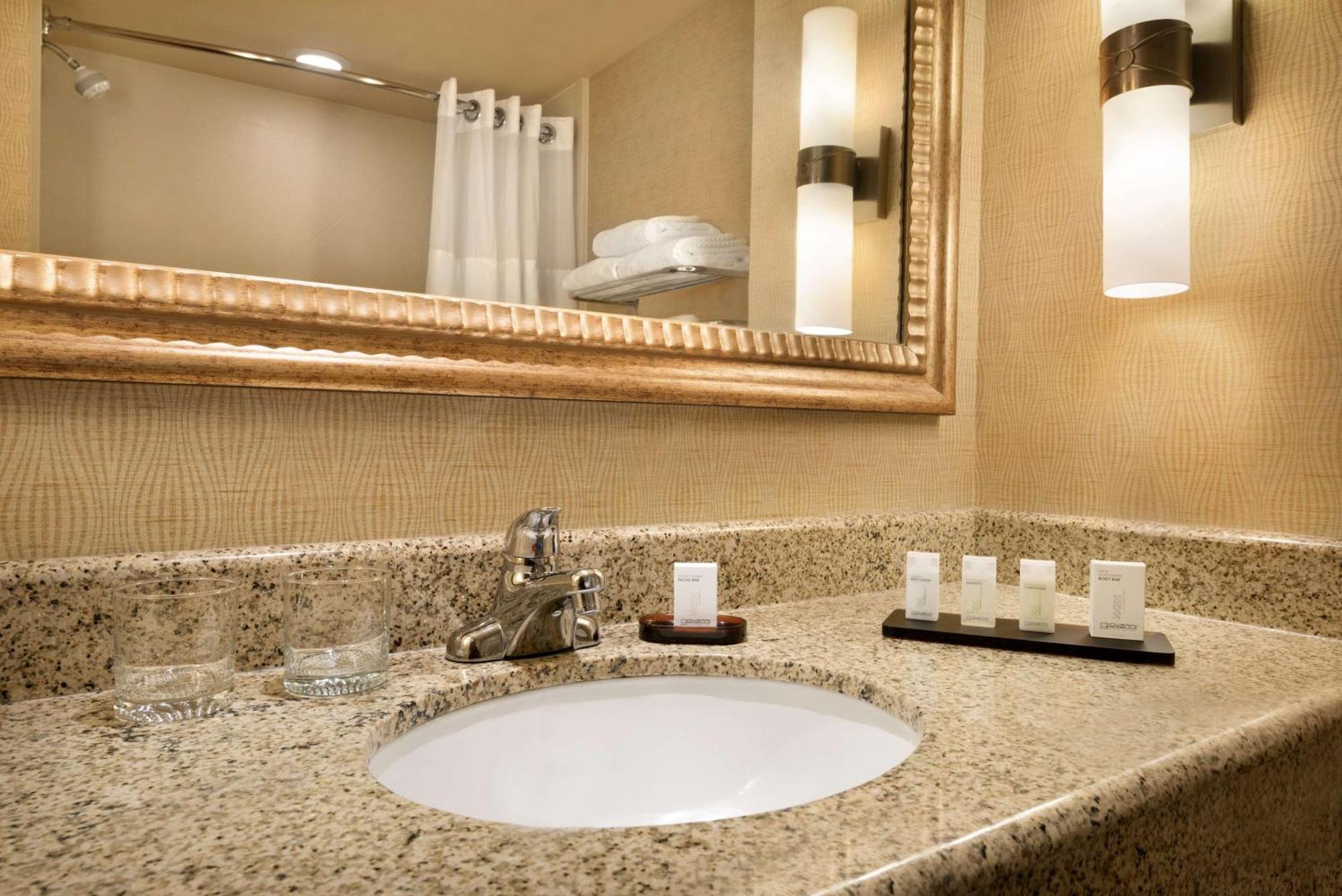 Premium King Corner Wellness Suite River View,1552315636:JPEG
