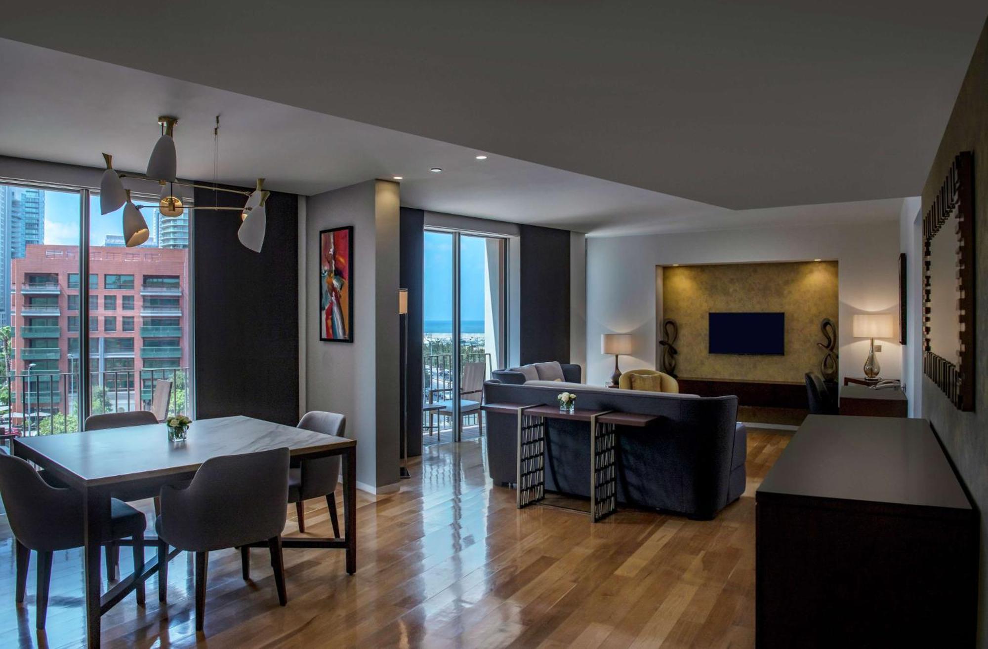 Deluxe One-Bedroom King Suite
