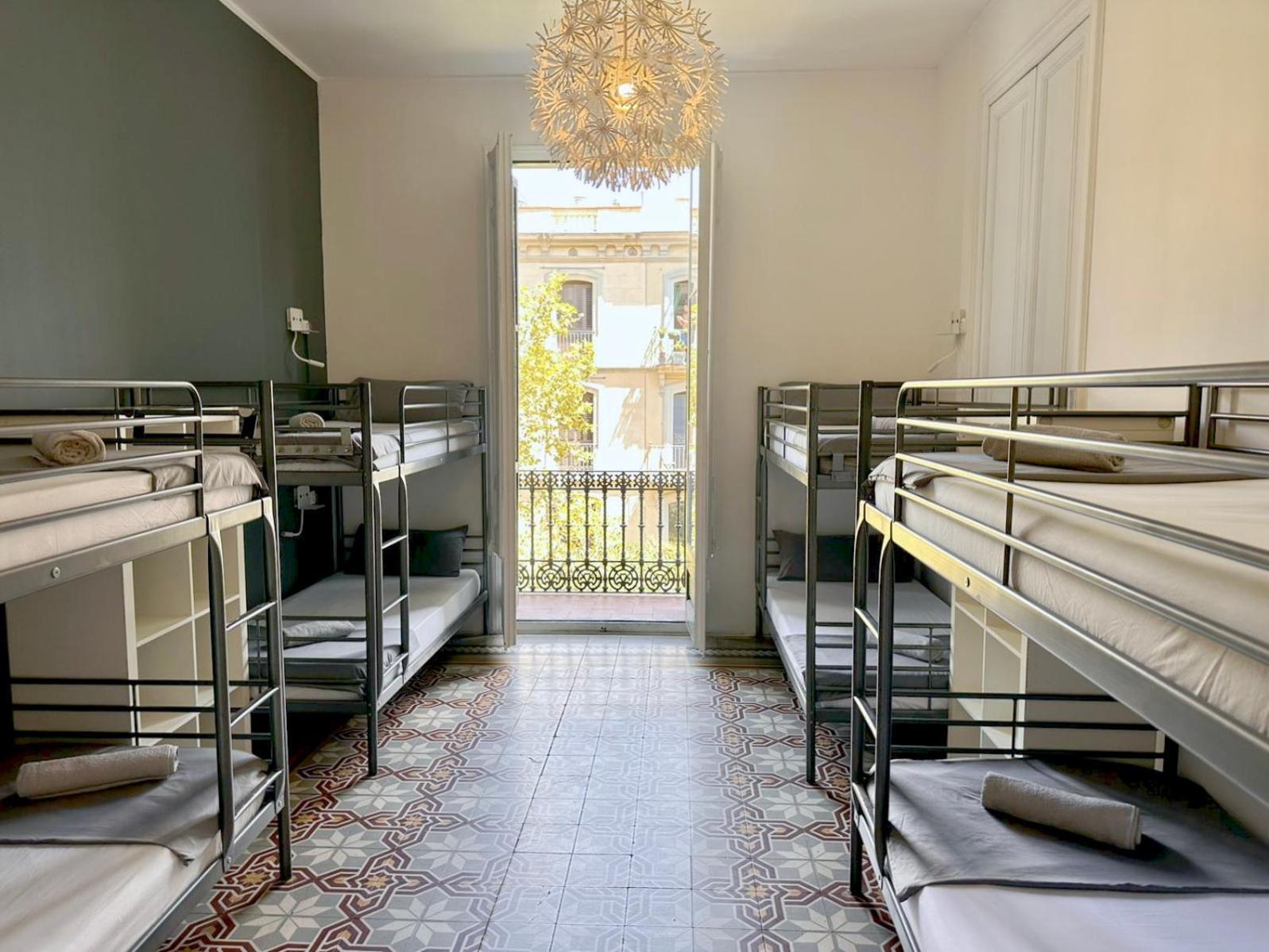 Bed in 8-Bed Mixed Dormitory Room with Shared Bathroom