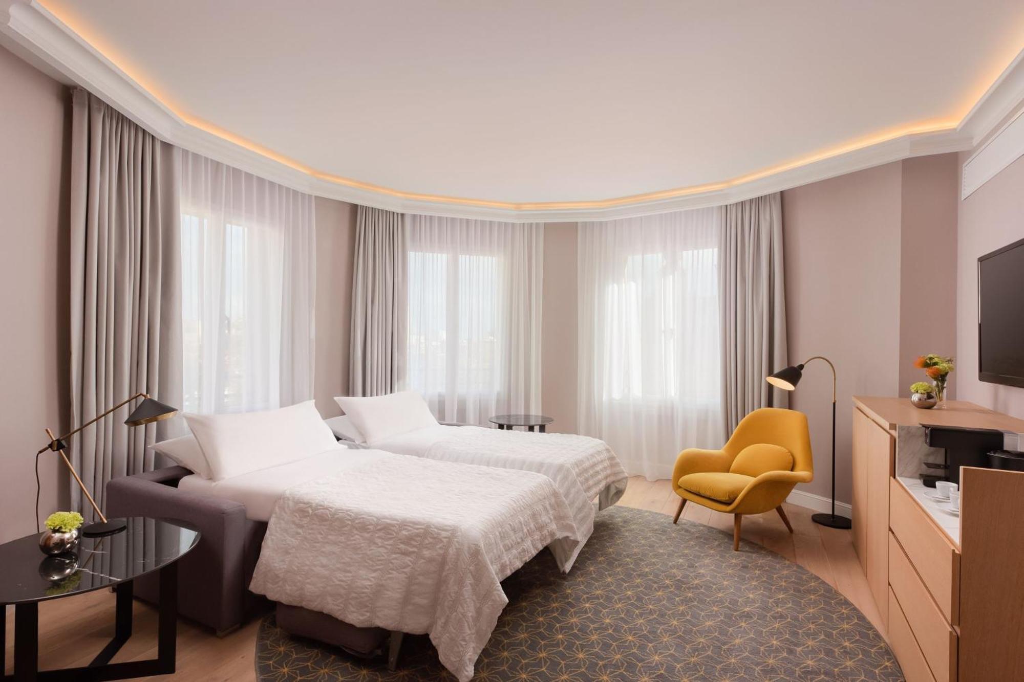 Corner King Suite
