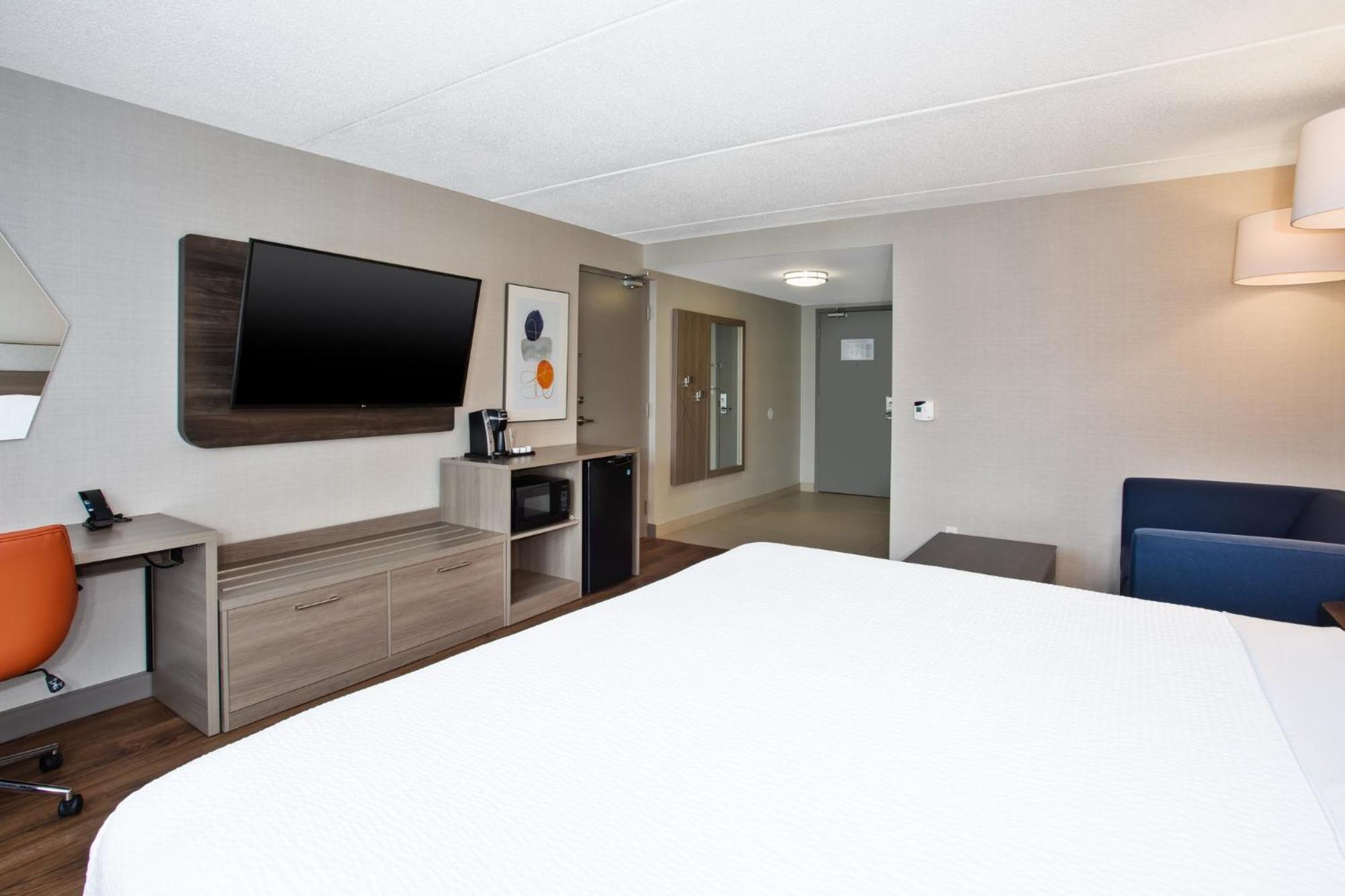 Standard King Room with Roll-in Shower - Mobility Accessible