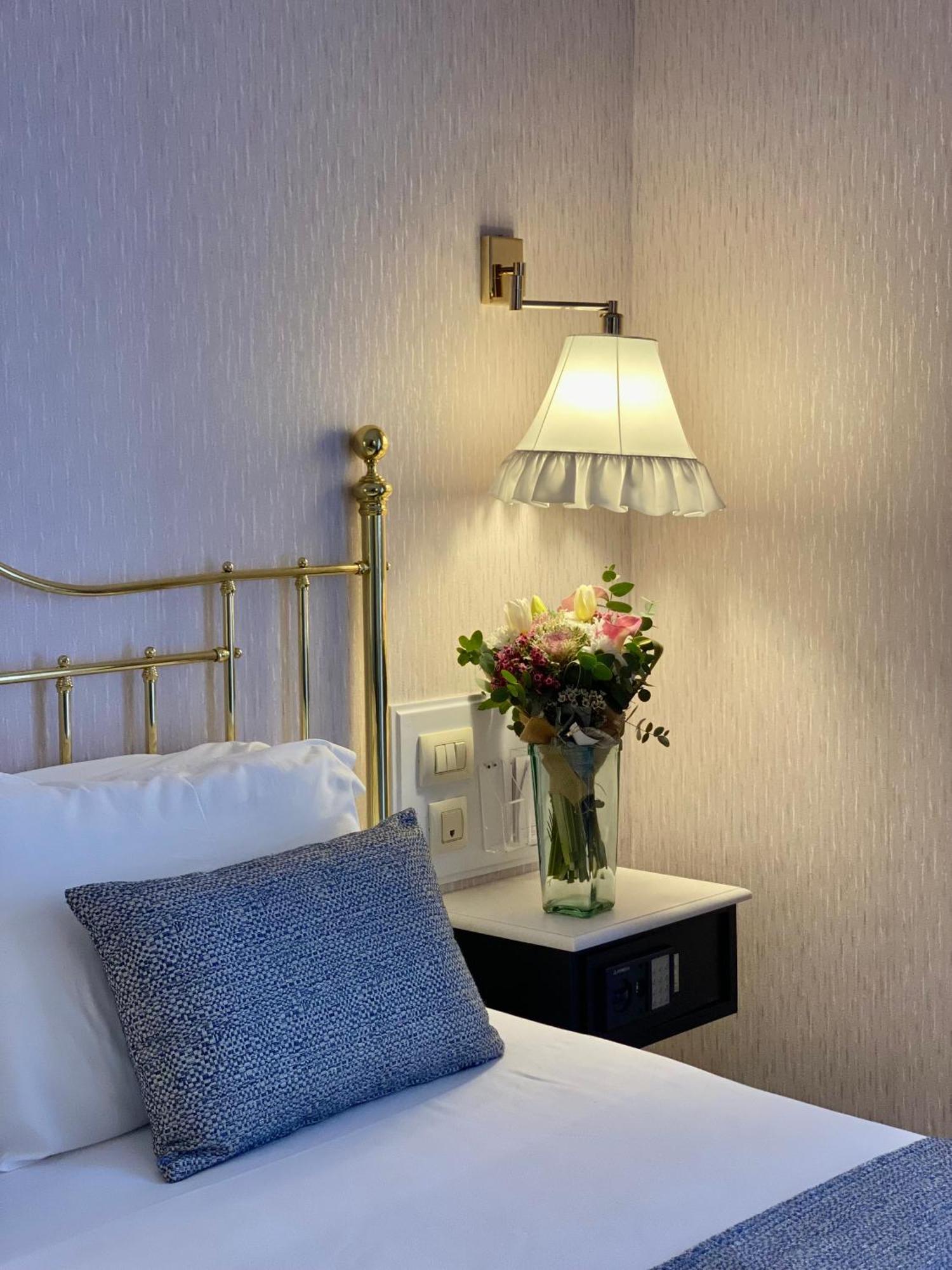 Double Room Compaq Double Bed