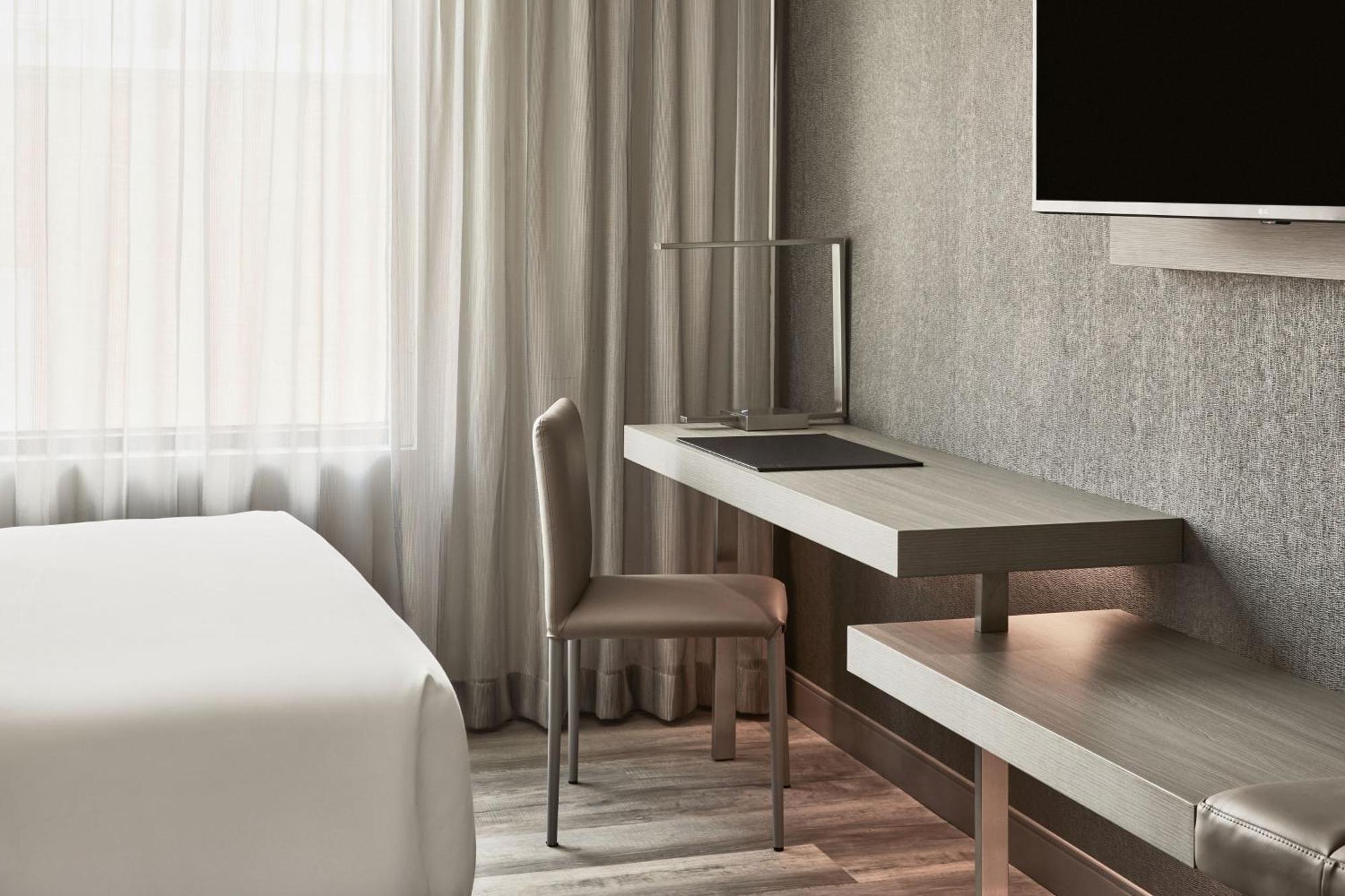 Queen Room with Street View