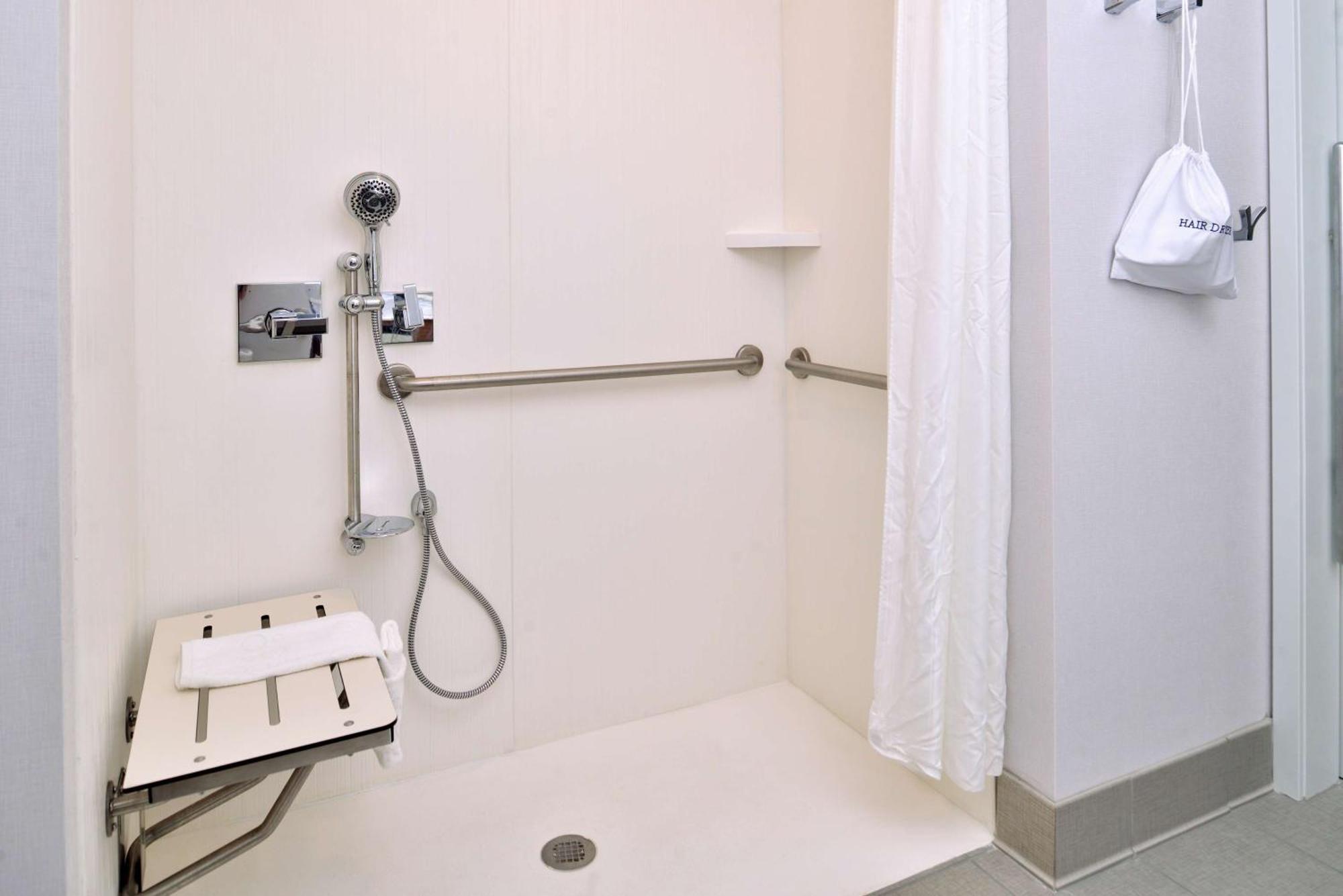 King Room with Roll-In Shower - Mobility and Hearing Access/Non-Smoking