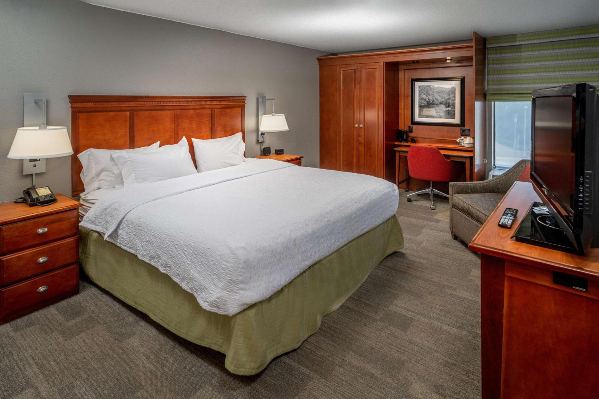 King Room with King Bed - Non-Smoking