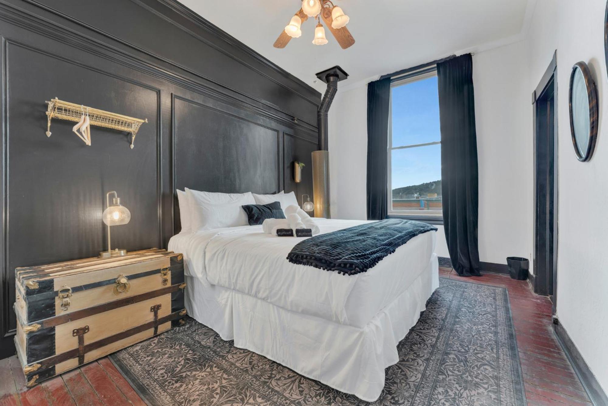 Deluxe King Suite