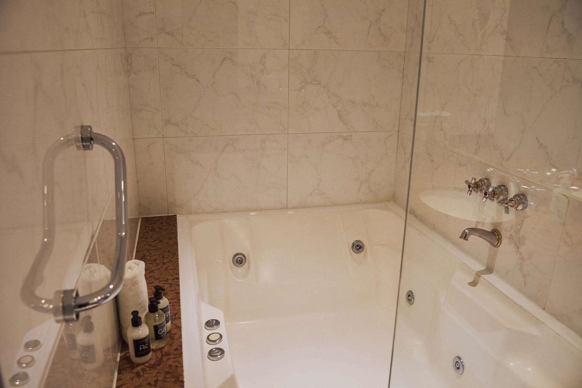 Queen Suite - Non-Smoking,1586108192:JPEG