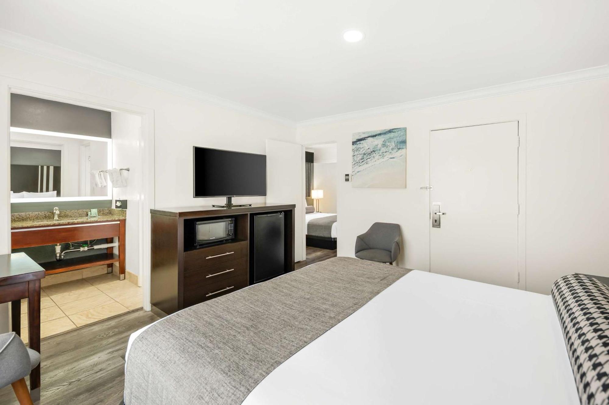 Deluxe Queen Room with Two Queen Beds - Non-Smoking